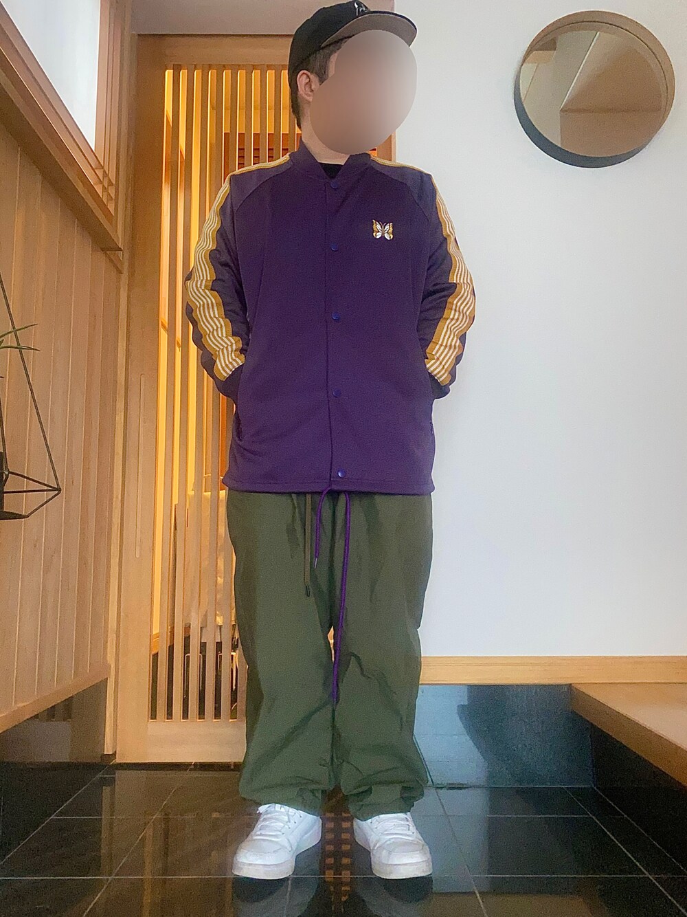 「カジュアル、休日コーデ、春、低身長コーデ、NEEDLES、シンプル、キャップ、白スニーカー、パープル」｜「NEW ERAのアイテム（キャップ、ブラック系）」を使った、すだちさん（メンズ・165cm）の春コーディネートの1枚目の写真