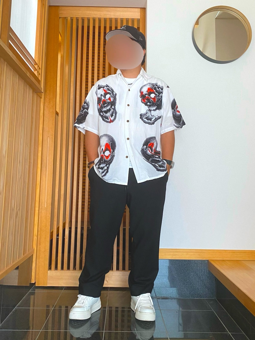 「アロハシャツ、ドクロ、夏コーデ、低身長コーデ、白スニーカー、キャップ」｜「WACKO MARIAのアイテム（シャツ/ブラウス、ホワイト系）」を使った、すだちさん（メンズ・165cm）の夏コーディネートの1枚目の写真