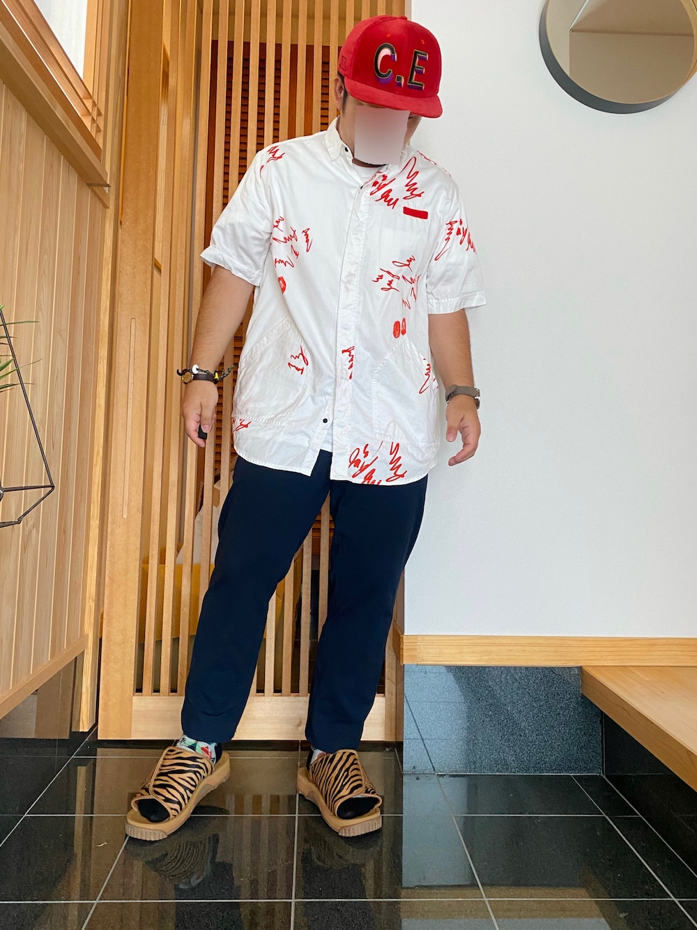 「ワントーンコーデ、真夏のアクティブスタイル、夏コーデ、柄シャツ、サンダル、半袖シャツ、夏、キャップ、赤」｜「C.Eのアイテム（キャップ、レッド系）」を使った、すだちさん（メンズ・165cm）の夏コーディネートの1枚目の写真