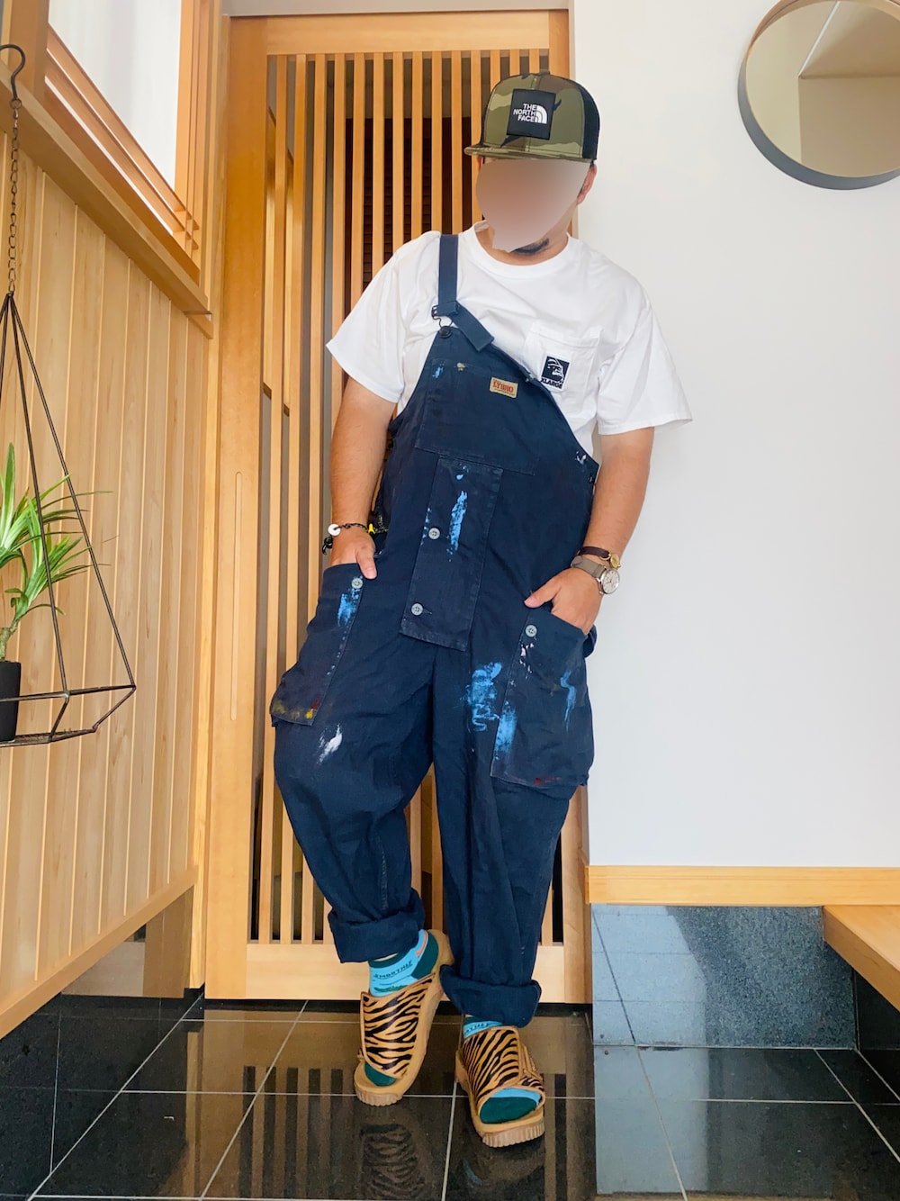 「Tシャツ、カジュアルコーデ、サンダルコーデ、低身長コーデ、ストリート、ロゴT、オーバーオール、オーバーサイズ、キャップ、アウトドアスタイル」｜「Nigel Cabournのアイテム（オールインワン・サロペット、ブルー系）」を使った、すだちさん（メンズ・165cm）の夏コーディネートの1枚目の写真