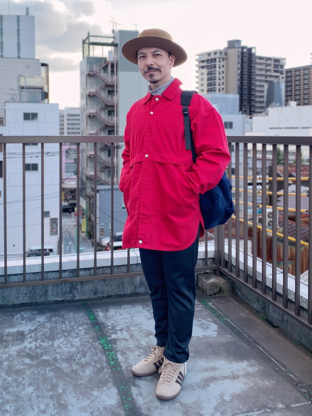 【M】メンズレッドポイントデニムジャケット冬秋コーディネート RED(JOHN'S CLOSET)｜JOHN'S CLOSETのデニムジャケットを使った