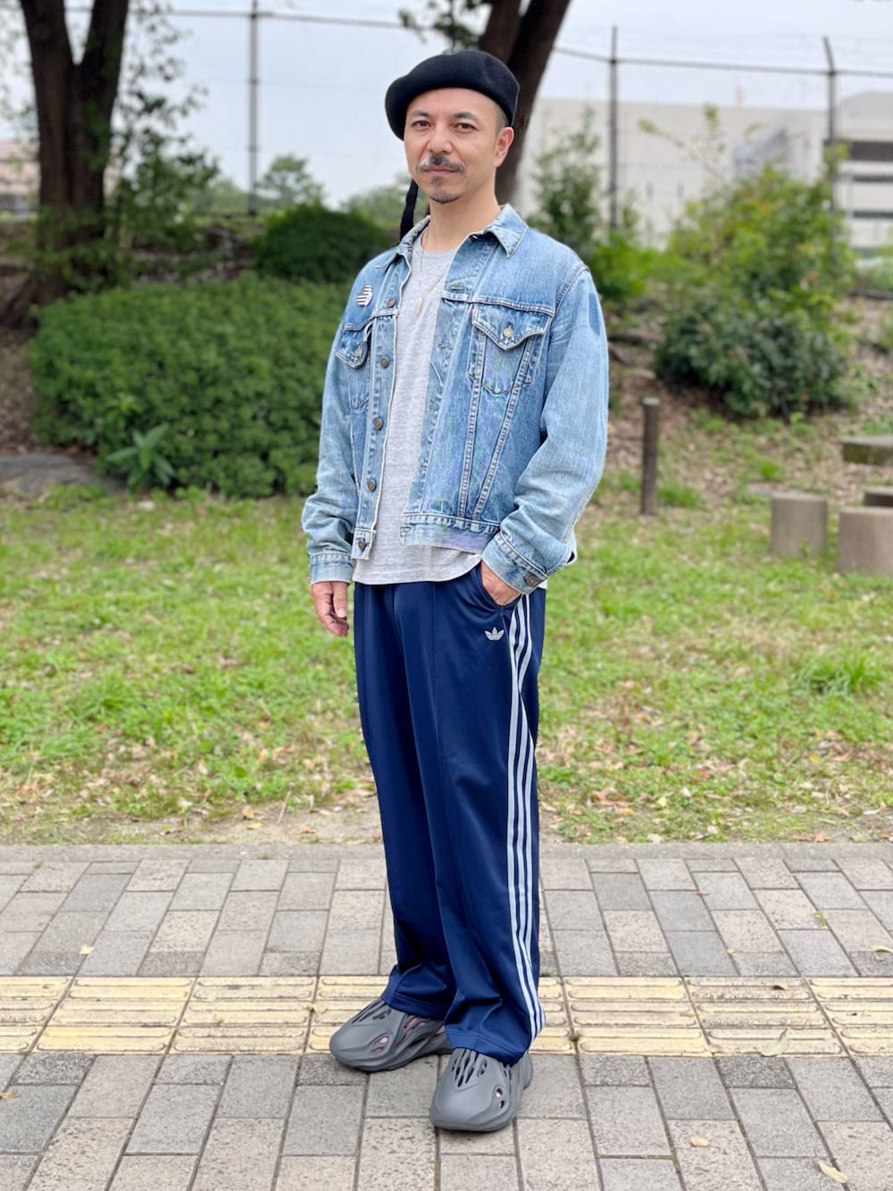 「ベレー帽、ロンT、無地T、カットソー、デニムジャケット、Gジャン、vintage、ヴィンテージ、used、古着MIX、トラックパンツ、サンダル」｜「UNUSEDのアイテム（ハンチング/ベレー帽、ブラック系）」を使った、初珠さん（メンズ・167cm）の秋コーディネートの1枚目の写真