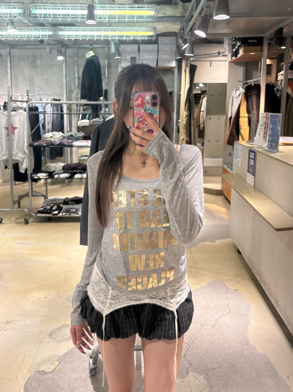 グレー系のTシャツ/カットソー、ホワイト系のキャミソール、ブラウン系のその他パンツを着用したレディースの秋コーディネートの1枚目の写真