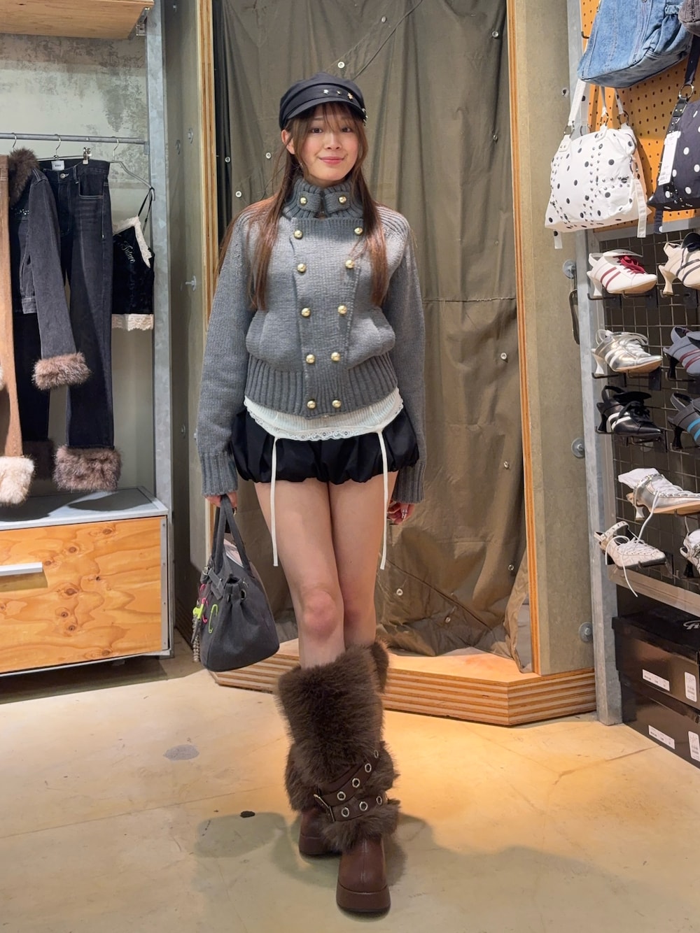 グレー系のニット/セーター、ホワイト系のキャミソール、ブラック系のその他パンツを着用したレディースの秋コーディネートの1枚目の写真