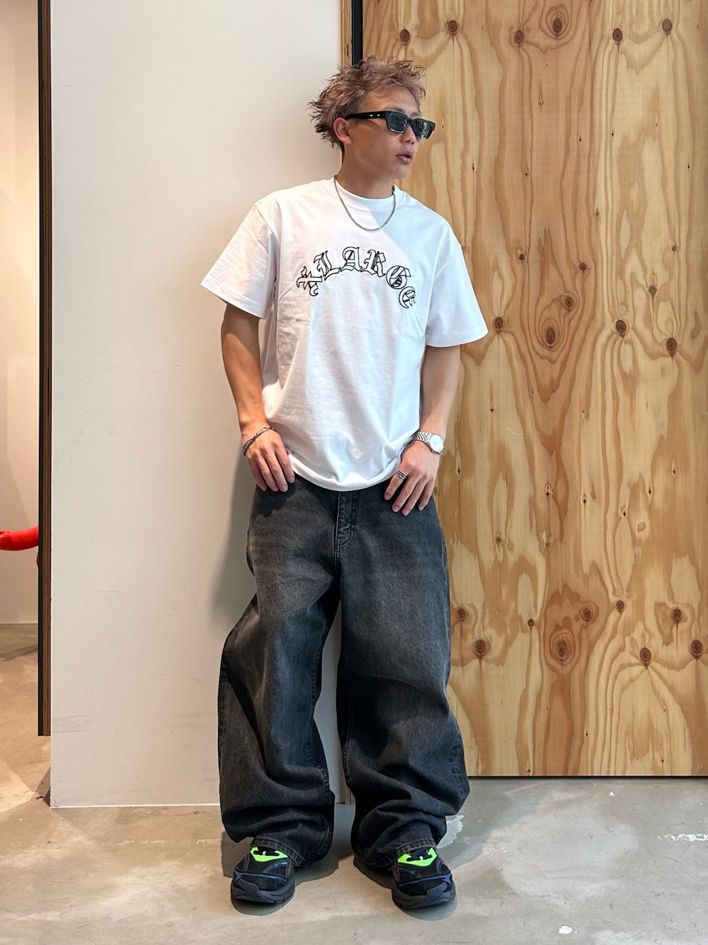ホワイト系のTシャツ/カットソー、ブラック系のデニムパンツ、ブラック系のサングラスを着用したメンズの夏コーディネートの1枚目の写真