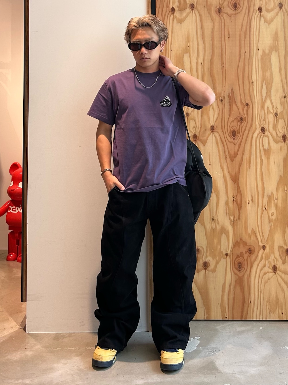 パープル系のTシャツ/カットソー、ブラック系のその他パンツ、ブラック系のバックパック/リュックを着用したメンズの夏コーディネートの1枚目の写真