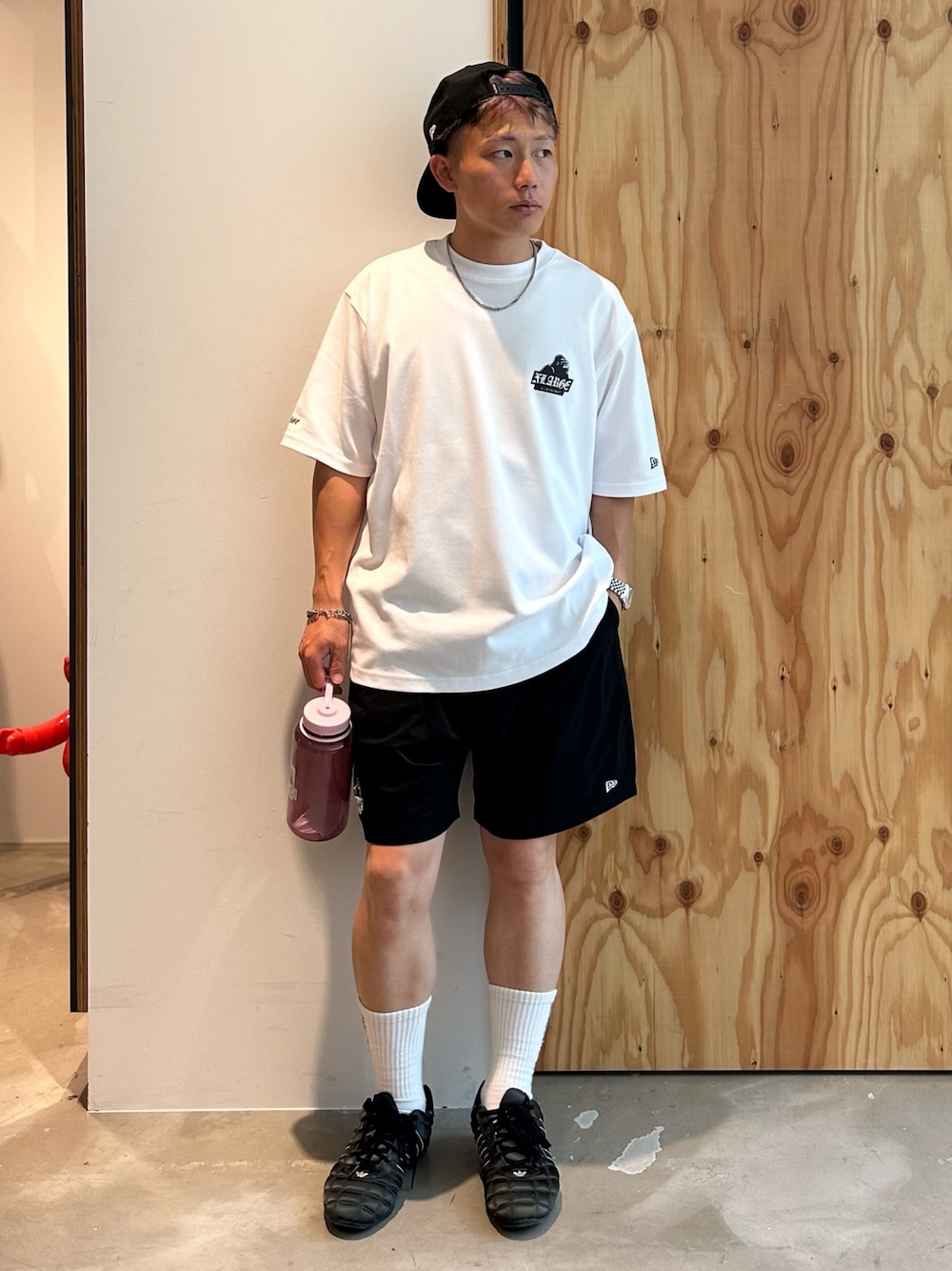 ホワイト系のTシャツ/カットソー、ブラック系のその他パンツ、ブラック系のキャップを着用したメンズの夏コーディネートの1枚目の写真