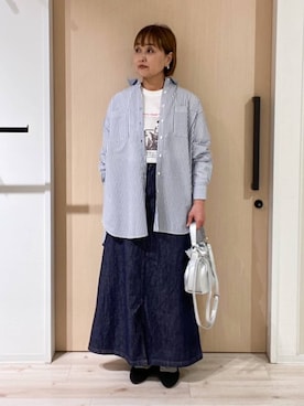 「SHOO・LA・RUE（シューラルー）の【体型カバー】バックギャザーで魅せる オーバーサイズシャツ（シャツ/ブラウス、ブルー系）」を使った、ぷくりんさん（レディース・159cm）の春コーディネート