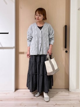 「SHOO・LA・RUE（シューラルー）の【洗濯機可/S-LL】幾何柄風デザインがアクセント ゆるVネックカーディガン（カーディガン/ボレロ、グレー系）」を使った、ぷくりんさん（レディース・159cm）の春コーディネート