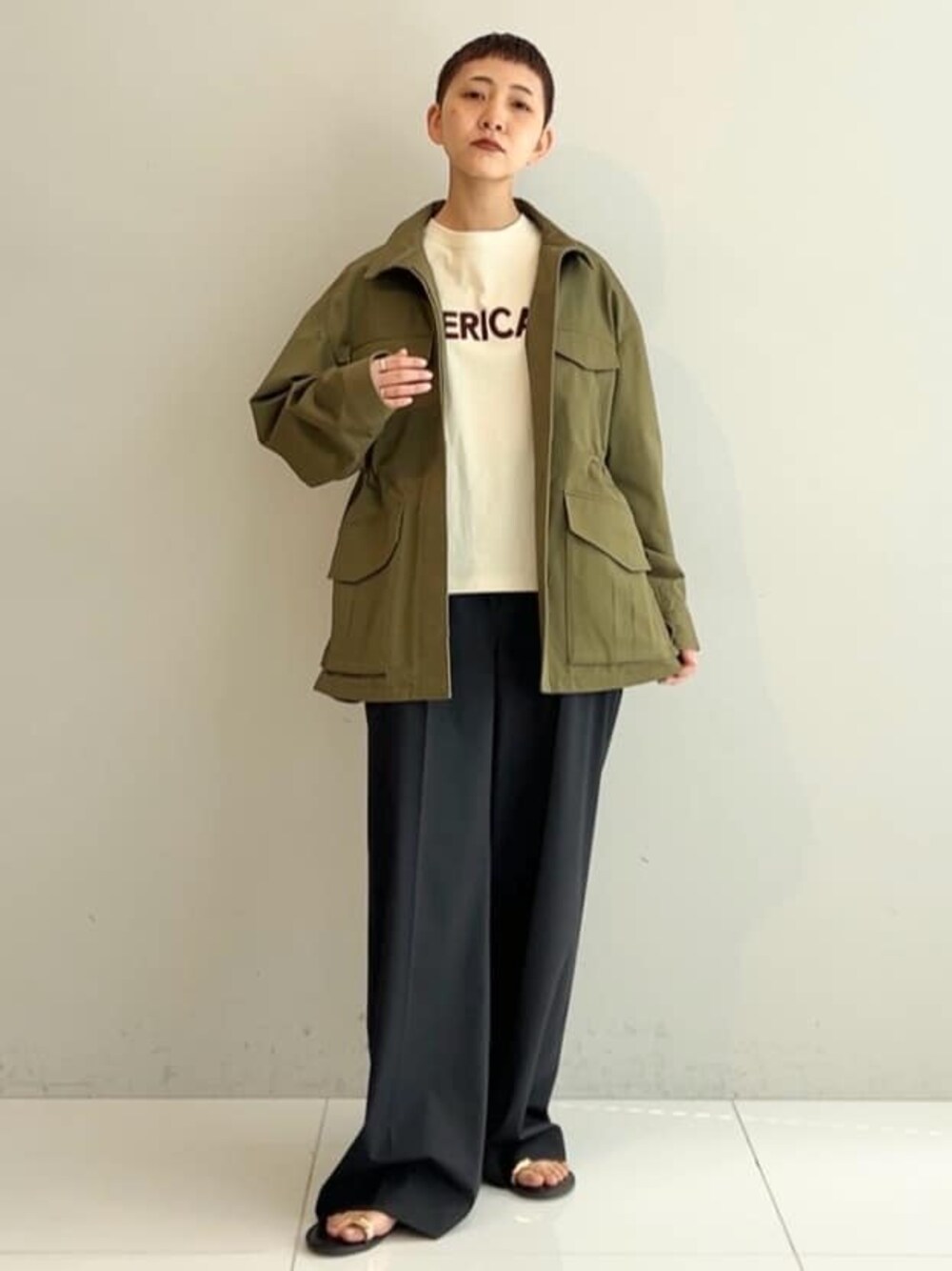 グリーン系のブルゾン、イエロー系のTシャツ/カットソー、ブルー系のその他パンツを着用したレディースの春コーディネートの1枚目の写真