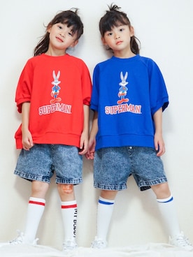 「LOWRYS FARM（ローリーズファーム）のミニウラケプルオーバー/ワーナー・ブラザース100周年　192577（T Shirts、レッド系）」を使った、yuzu/suzuさん（キッズ）の春コーディネート