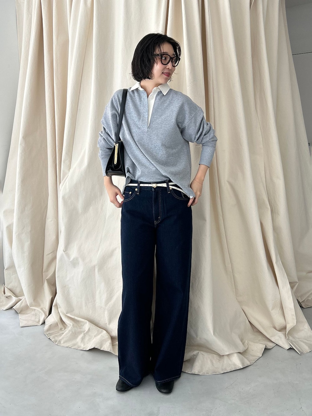 ブルー系のデニムパンツ、グレー系のTシャツ/カットソー、ブラック系のショルダーバッグを着用したレディースの夏コーディネートの1枚目の写真