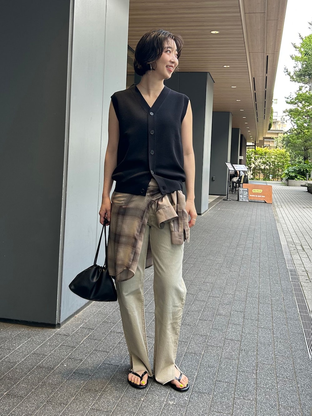 ベージュ系のデニムパンツ、ブラウン系のシャツ/ブラウス、ブラック系のベストを着用したレディースの夏コーディネートの1枚目の写真