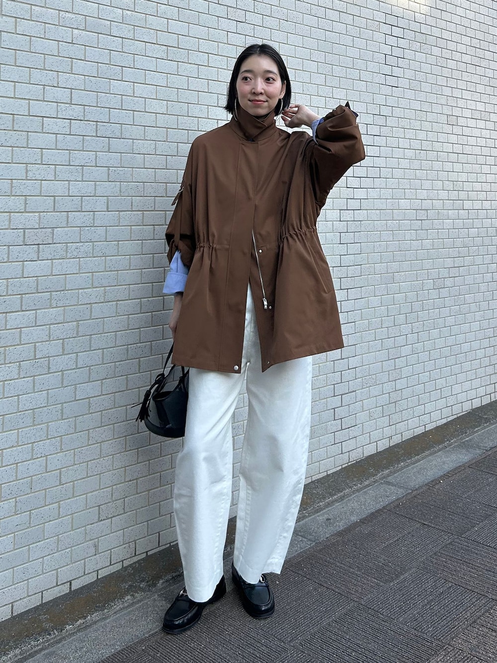 イエロー系のその他アウター、ホワイト系のデニムパンツ、ブルー系のシャツ/ブラウスを着用したレディースの冬コーディネートの1枚目の写真