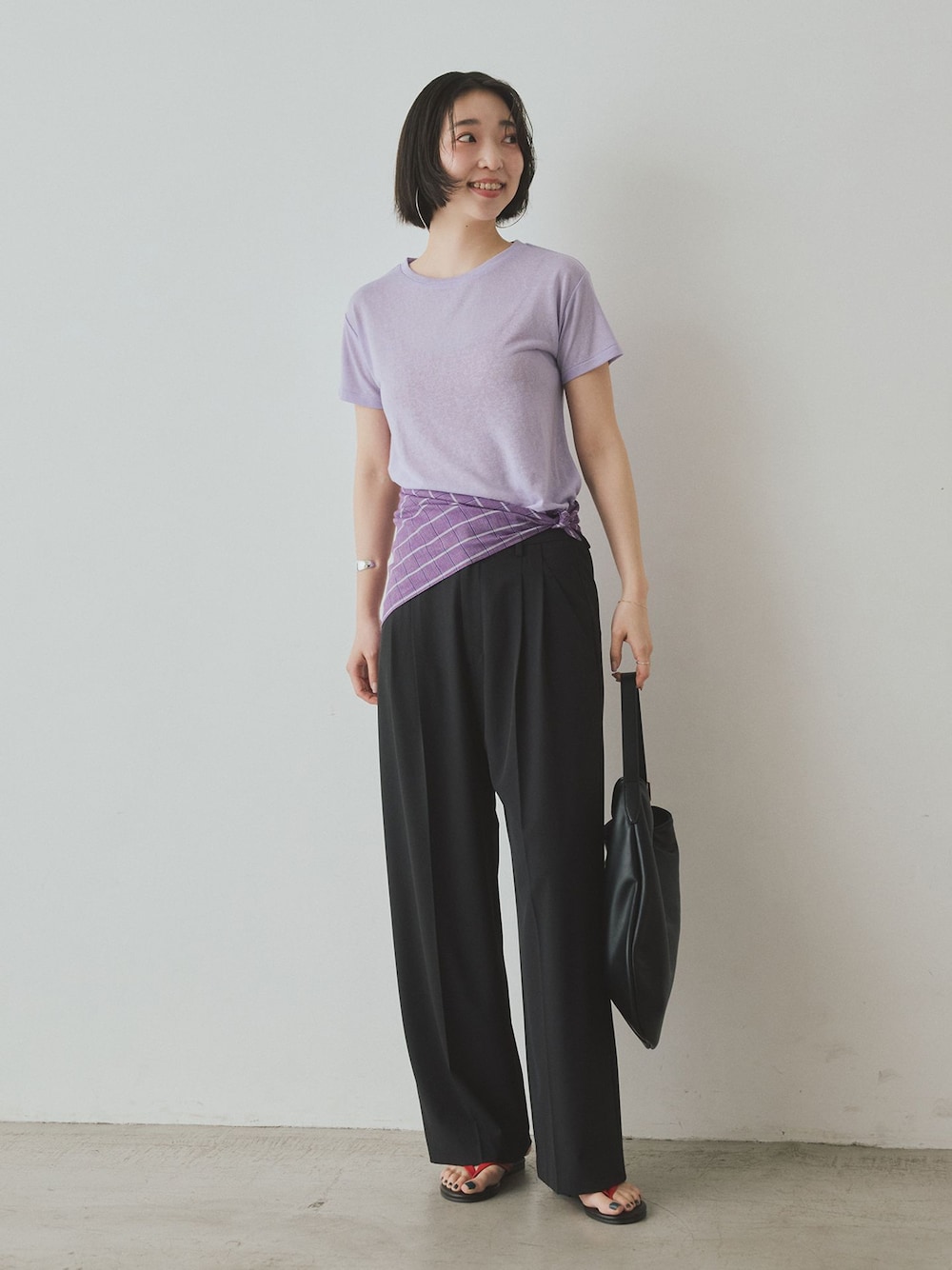 ブラック系のスラックス、パープル系のTシャツ/カットソー、ブラック系のトートバッグを着用したレディースの夏コーディネートの1枚目の写真