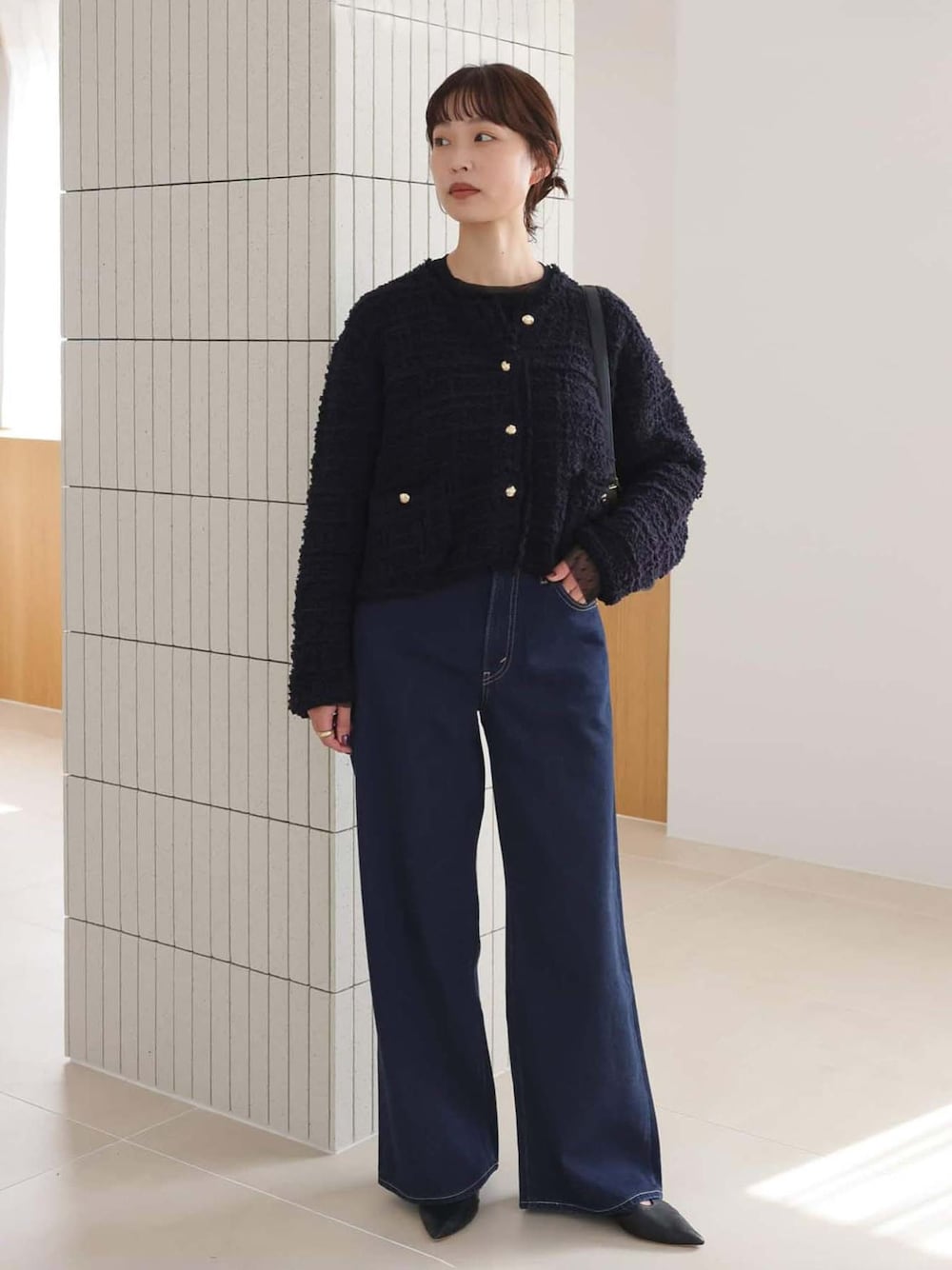 ブルー系のデニムパンツ、ブラック系のTシャツ/カットソー、ブルー系のカーディガン/ボレロを着用したレディースの秋コーディネートの1枚目の写真