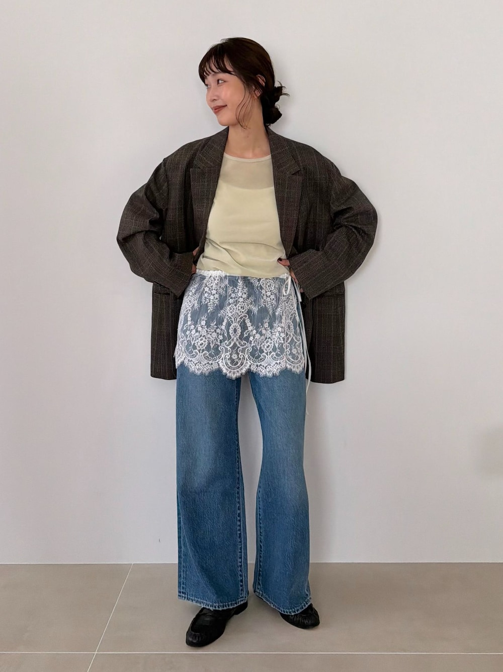 ブラウン系のテーラードジャケット、ブルー系のデニムパンツ、グリーン系のTシャツ/カットソーを着用したレディースの夏コーディネートの1枚目の写真