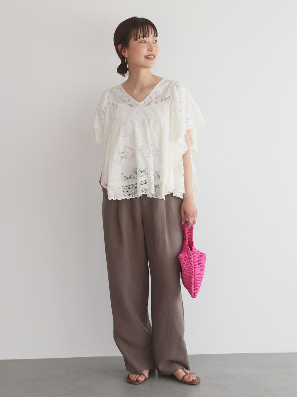 グリーン系のその他パンツ、ホワイト系のシャツ/ブラウス、ピンク系のかごバッグを着用したレディースの夏コーディネートの1枚目の写真