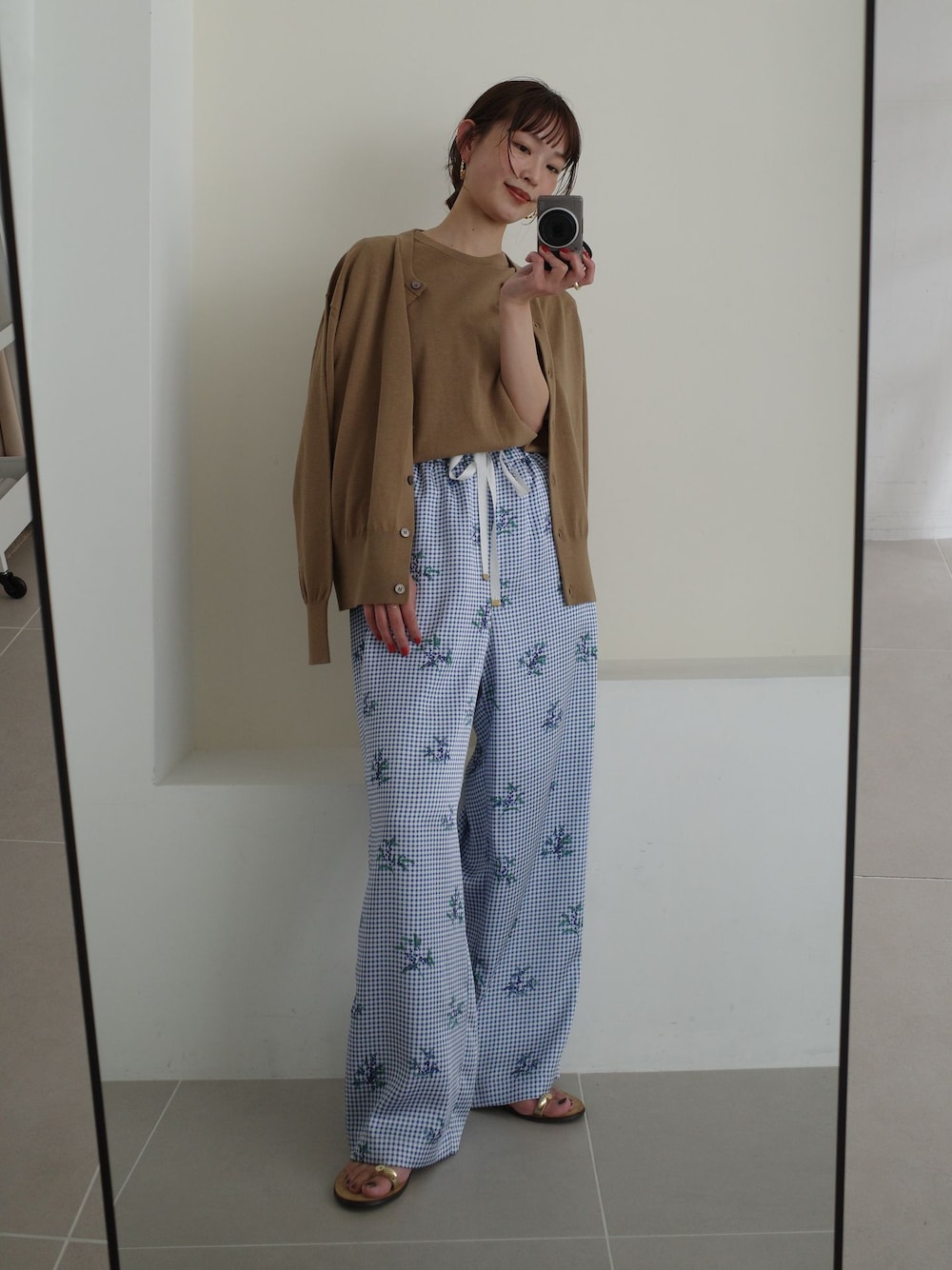 ブルー系のその他パンツ、ベージュ系のカーディガン/ボレロ、ベージュ系のニット/セーターを着用したレディースの春コーディネートの1枚目の写真