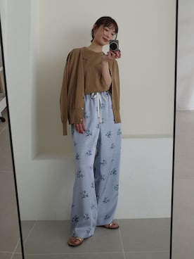 「SLOBE IENA（スローブイエナ）のMargaux Dereume × SLOBE サテンイージーパンツ（その他パンツ、ブルー系）」を使った、chihiroさん（レディース・159cm）の春コーディネート