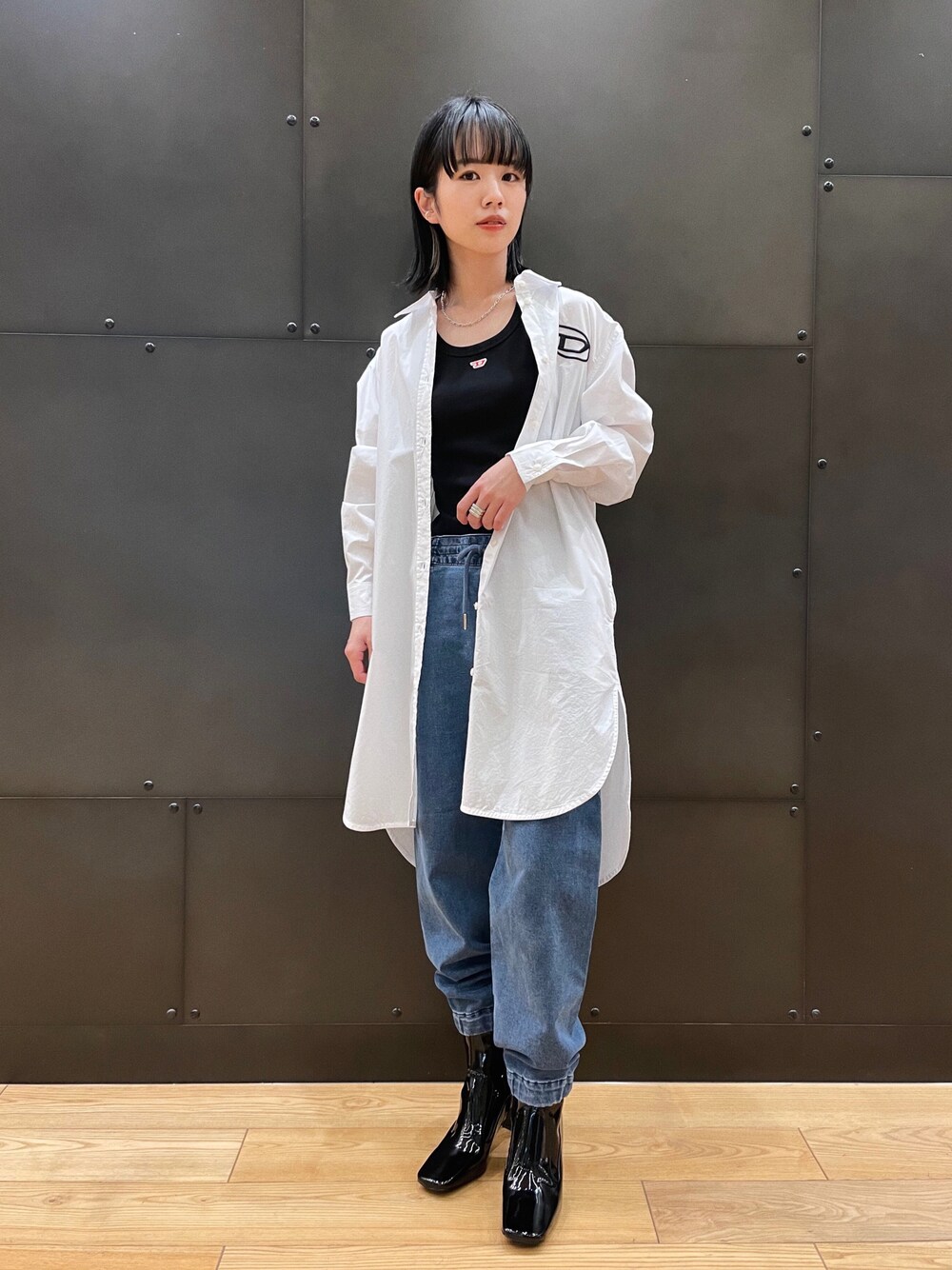 「休日スタイル、オトナカジュアル、デニム、ロングシャツ、抜け感、ディーゼル、シャツスタイル、Diesel」｜「DIESELのレディース ワンピース  シャツドレス  ストライプ  長袖 ビッグシルエット（シャツワンピース、ホワイト系）」を使った、ingmさん（レディース・160cm）の冬コーディネートの1枚目の写真