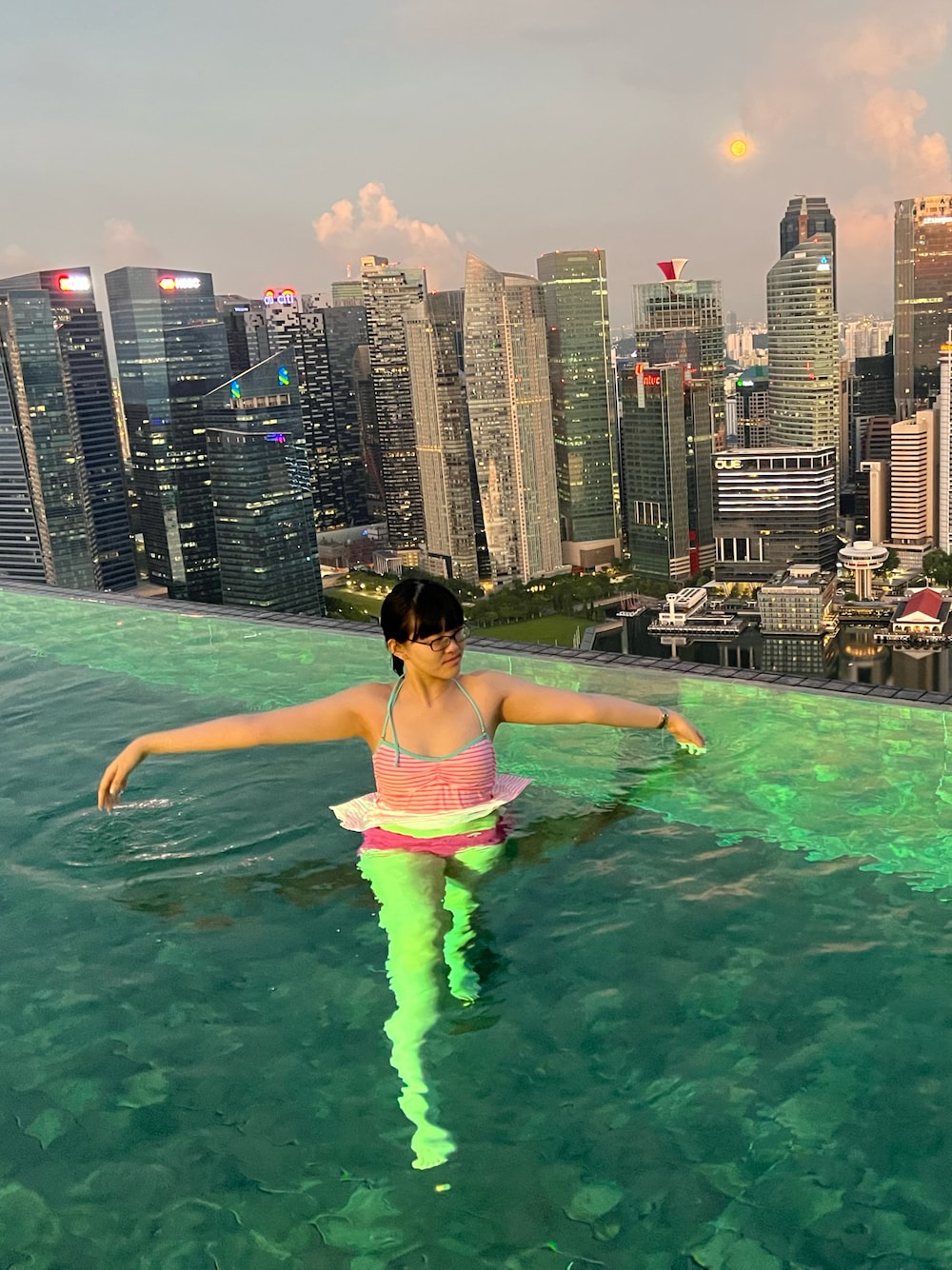 「staycation、infinity、POOL、city、MBS、marinabaysands、swimming suit、swimming pool、170cm」｜「VICTORIA'S SECRETのアイテム（水着、ピンク系）」を使った、nanaさん（レディース・170cm）の春コーディネートの1枚目の写真