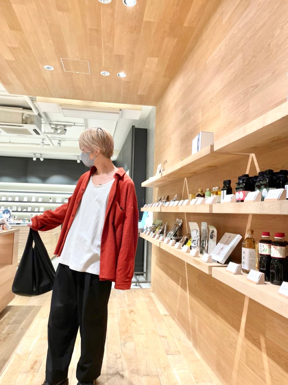「hare、オレンジシャツ、オレンジ、ワイドパンツ」｜「HAREのアイテム（パンツ、ブラック系）」を使った、mjさん（メンズ・171cm）の春コーディネートの1枚目の写真
