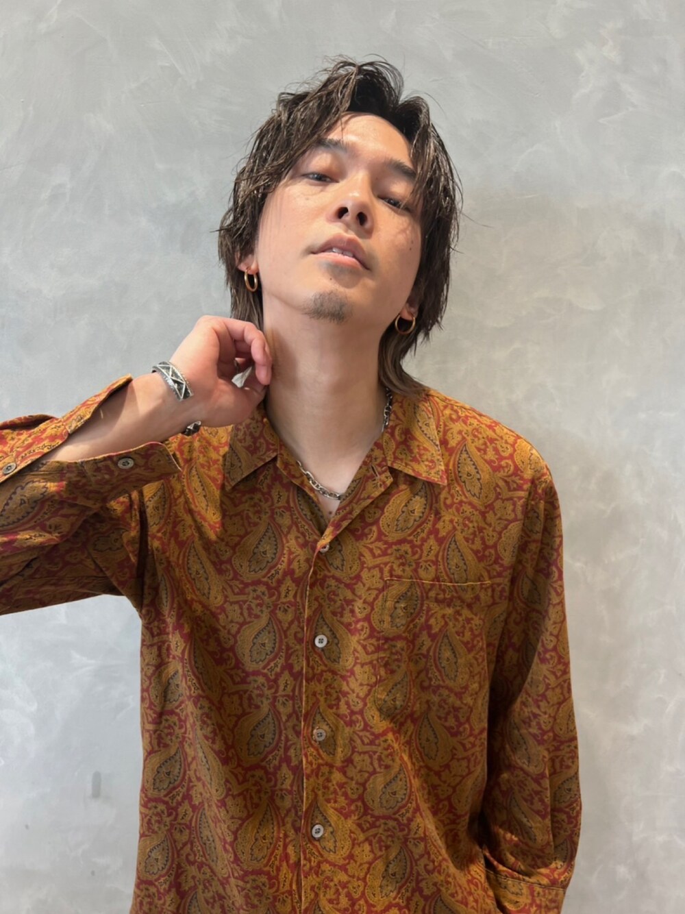 「柄シャツ、burberry」｜「BURBERRYのアイテム（シャツ/ブラウス、ブラウン系）」を使った、mjさん（メンズ・172cm）の春コーディネートの1枚目の写真