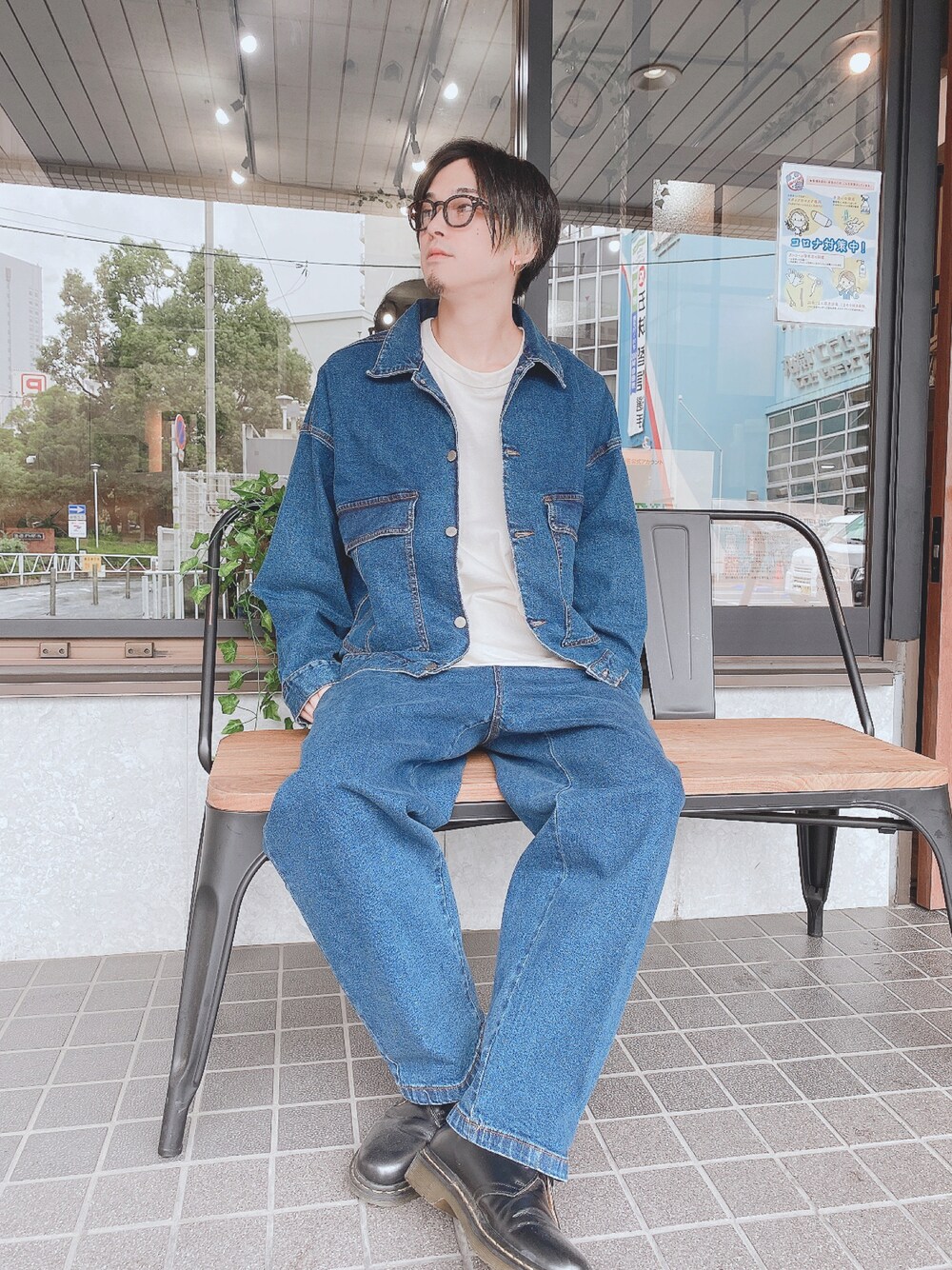 「デニムセットアップ、デニム、Moscot」｜「MOSCOTのアイテム（メガネ、ブラウン系）」を使った、mjさん（メンズ・171cm）の春コーディネートの1枚目の写真