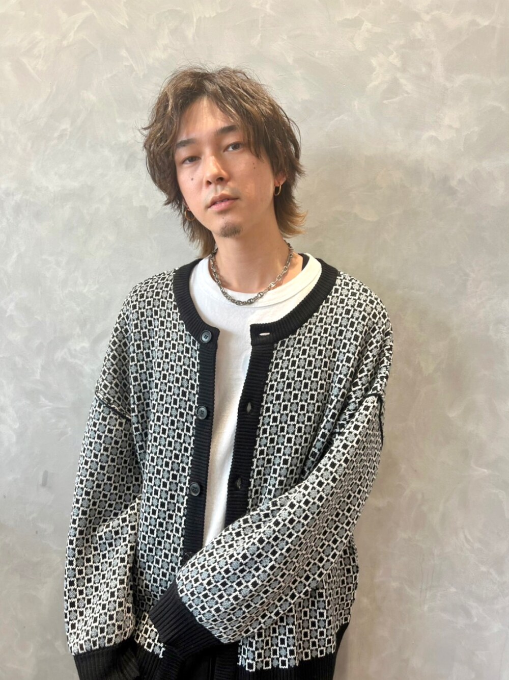 「HARE、カーディガン」｜「HAREのアイテム（カーディガン/ボレロ、ブラック系）」を使った、mjさん（メンズ・172cm）の春コーディネートの1枚目の写真
