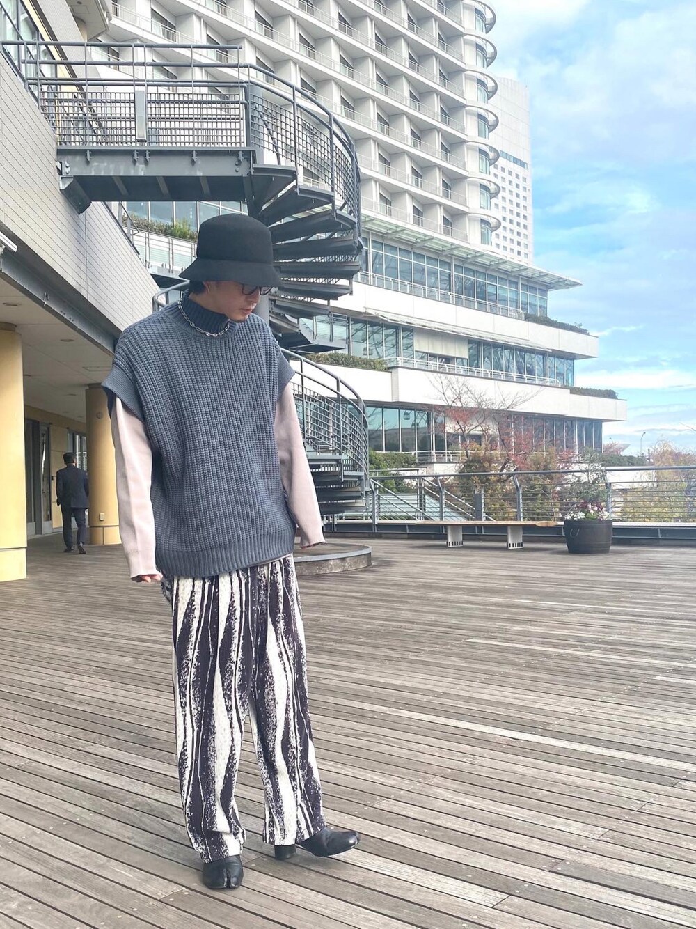 「柄パンツ、CA4LA、足袋ブーツ」｜「CA4LAのアイテム（ハット、ブラック系）」を使った、mjさん（メンズ・171cm）の春コーディネートの1枚目の写真
