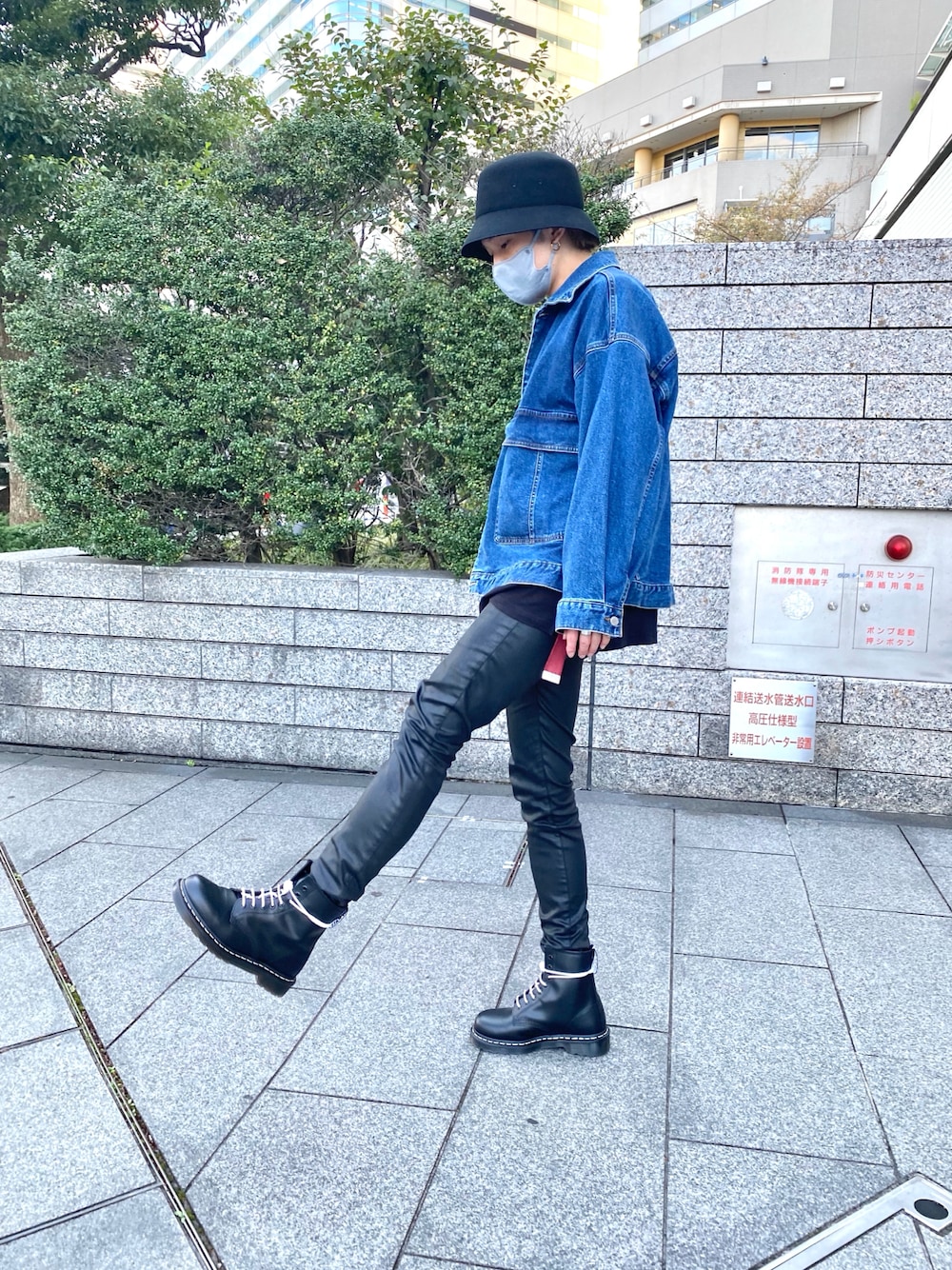 「CA4LA、レザー、レザーパンツ、デニム、デニムジャケット、ドクターマーチン、Dr.Martens」｜「H&Mのアイテム（パンツ、ブラック系）」を使った、mjさん（メンズ・171cm）の春コーディネートの1枚目の写真