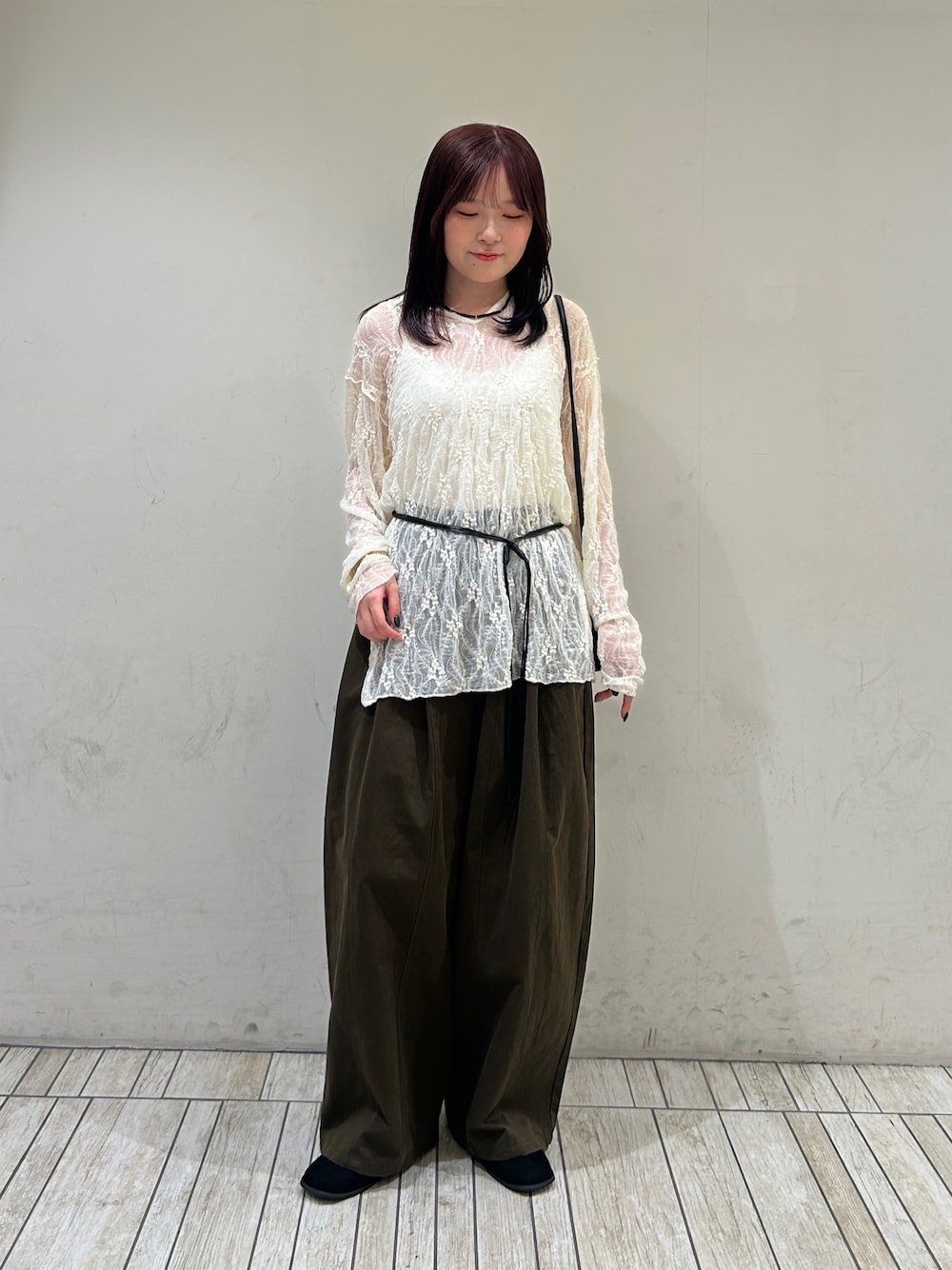 ホワイト系のTシャツ/カットソー、ブラック系のショルダーバッグ、ブラウン系のその他パンツを着用したレディースの夏コーディネートの1枚目の写真