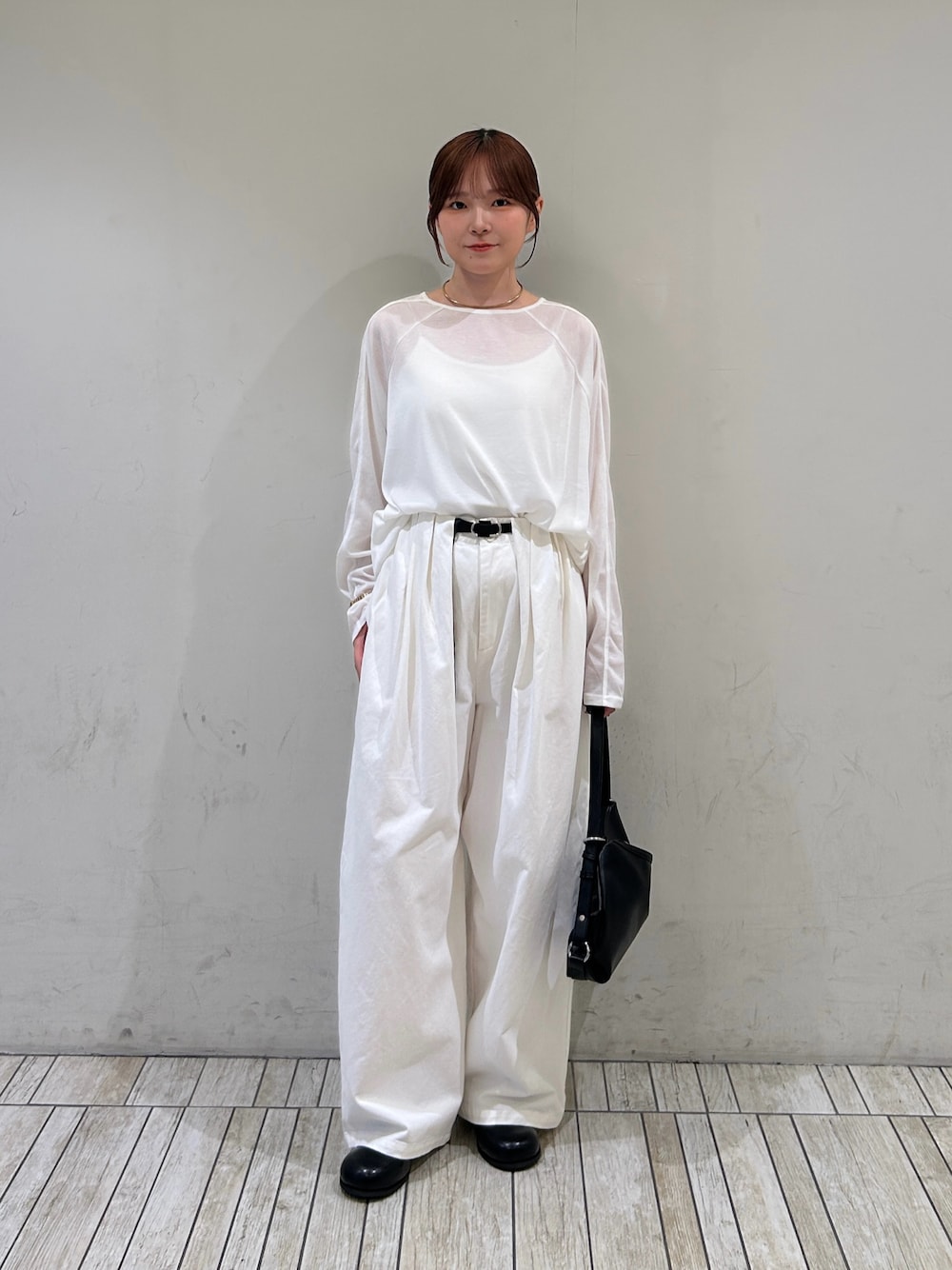 ホワイト系のその他パンツ、ブラック系のショルダーバッグ、ブラック系のサンダルを着用したレディースの秋コーディネートの1枚目の写真