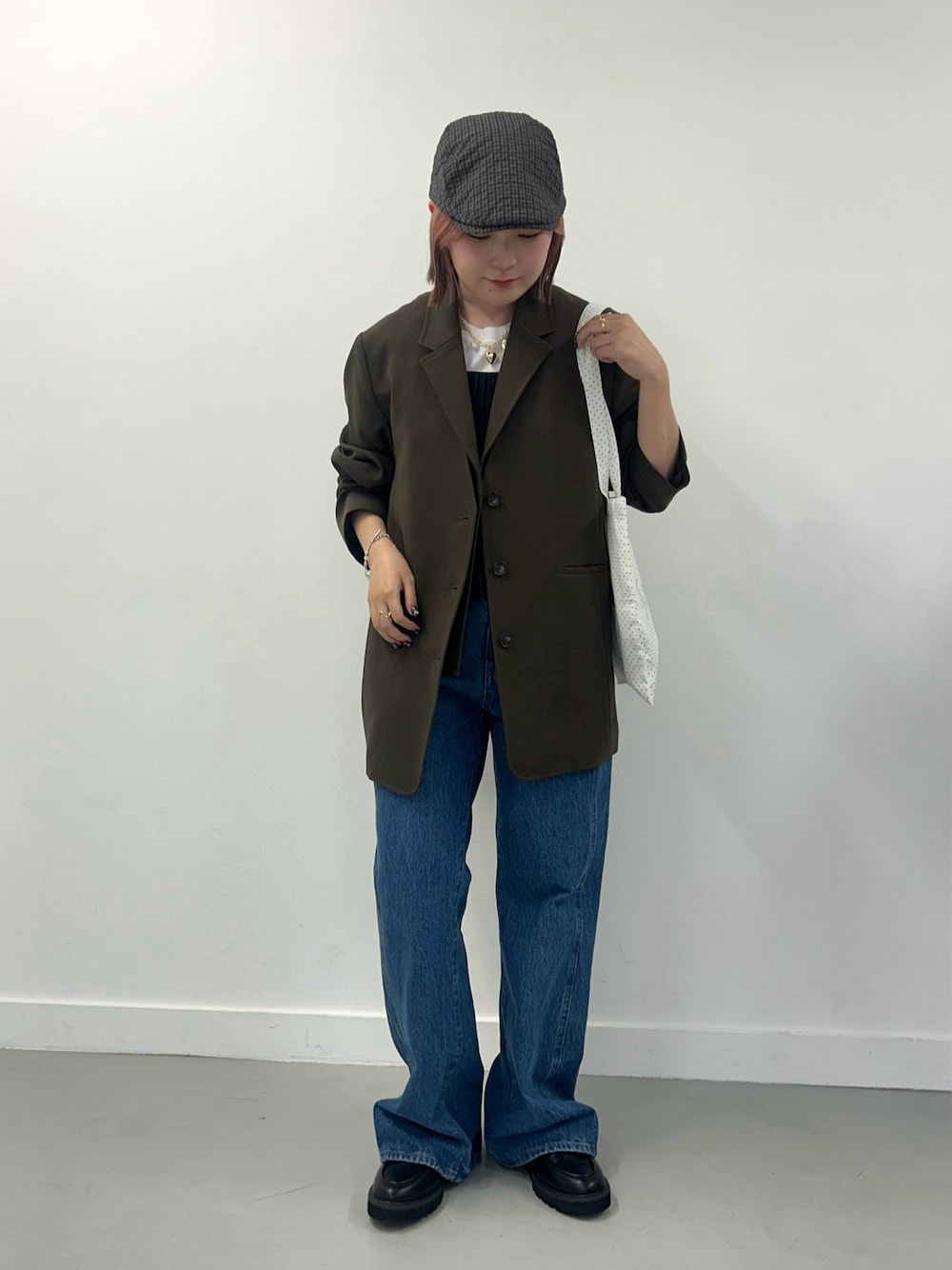 ブルー系のデニムパンツ、ブラック系のローファー、その他のトートバッグを着用したレディースの秋コーディネートの1枚目の写真