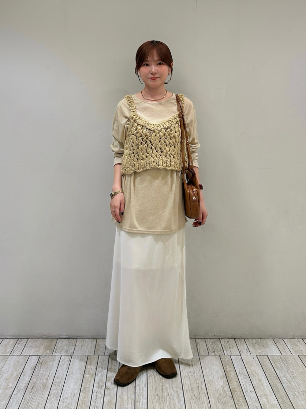 ベージュ系のTシャツ/カットソー、ベージュ系のニット/セーター、ホワイト系のスカートを着用したレディースの秋コーディネートの1枚目の写真