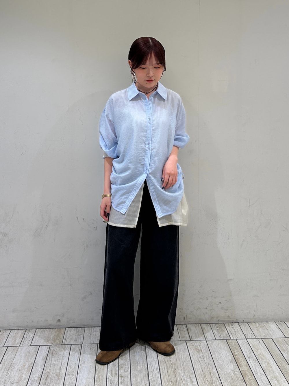 ブルー系のシャツ/ブラウス、ブラック系のデニムパンツ、ブラウン系のその他シューズを着用したレディースの夏コーディネートの1枚目の写真