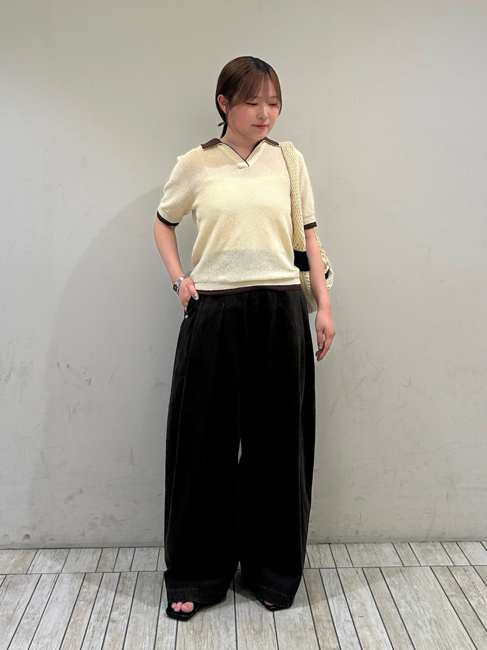 イエロー系のニット/セーター、ブラウン系のその他パンツ、ブラック系のサンダルを着用したレディースの夏コーディネートの1枚目の写真