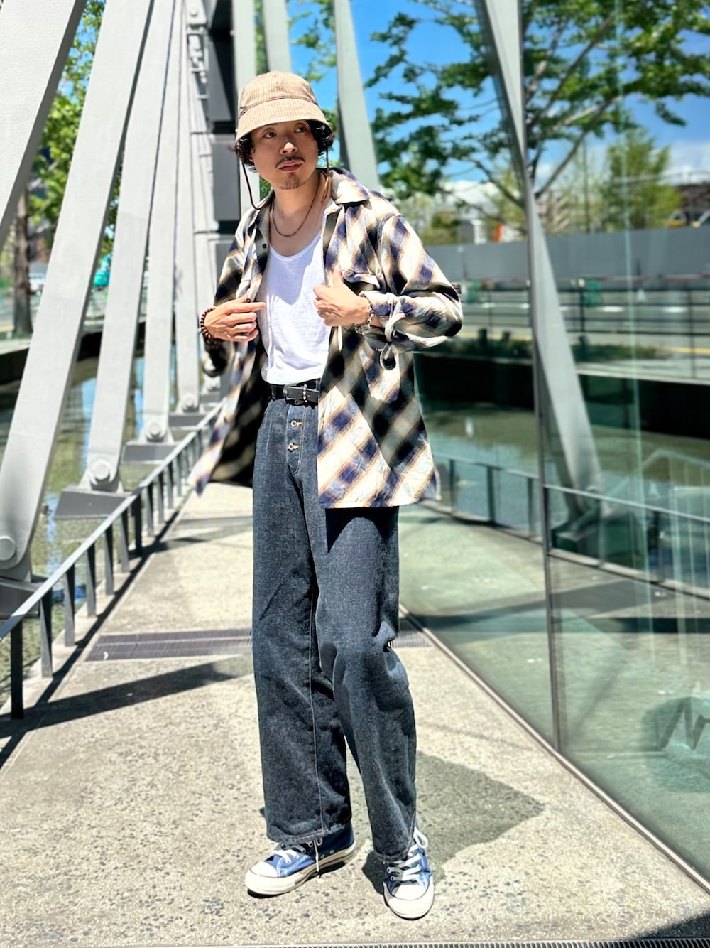 その他のシャツ/ブラウス、ブルー系のデニムパンツ、ブルー系のスニーカーを着用したメンズの秋コーディネートの1枚目の写真