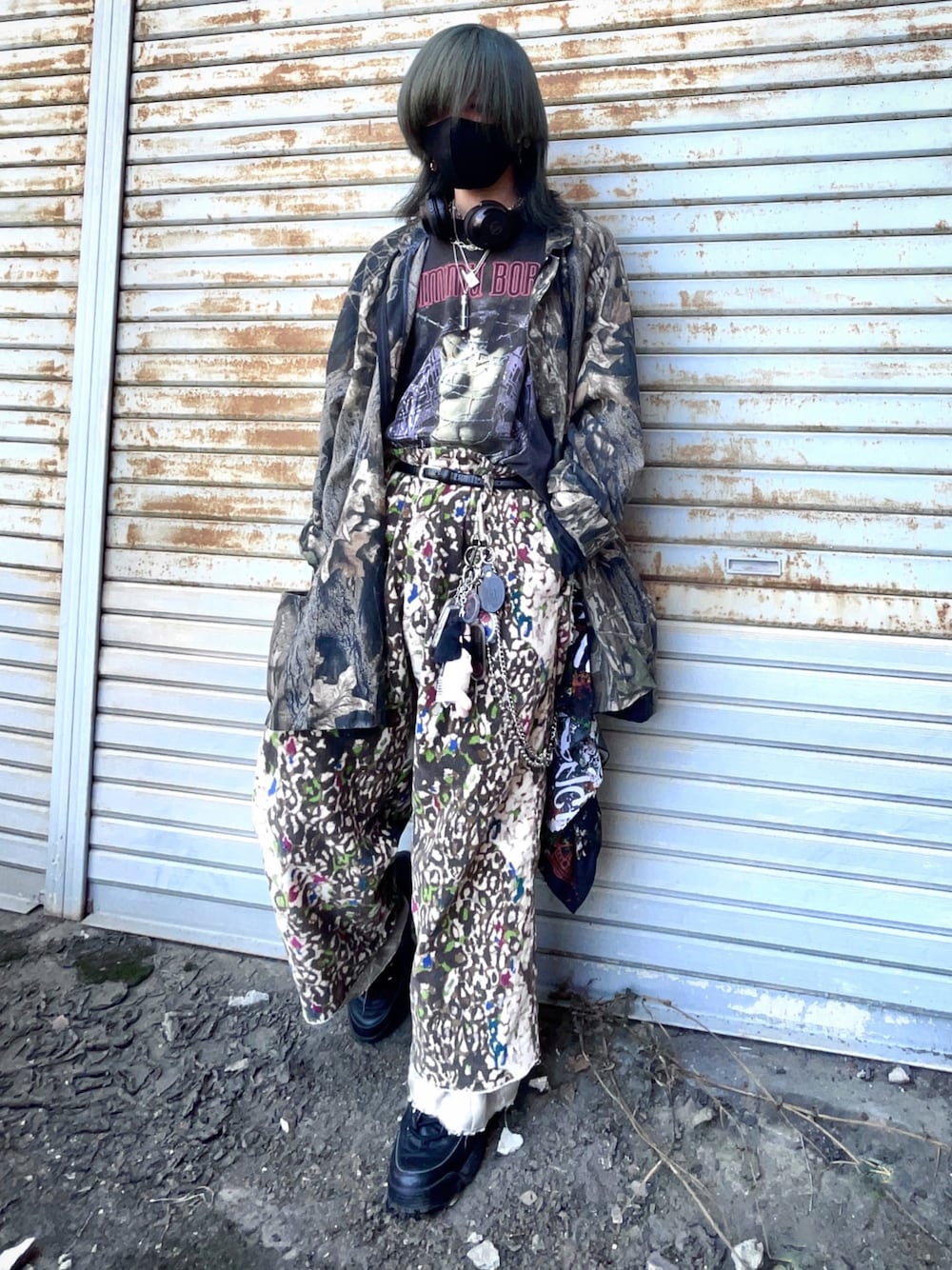 「punk、grunge、y2k、サブカル、古着ミックス、sulvam、VINTAGE、バンドT、パンク、グランジ、柄×柄」｜「VINTAGEのアイテム（Tシャツ/カットソー、ブラック系）」を使った、なしさん（メンズ・161cm）の春コーディネートの1枚目の写真