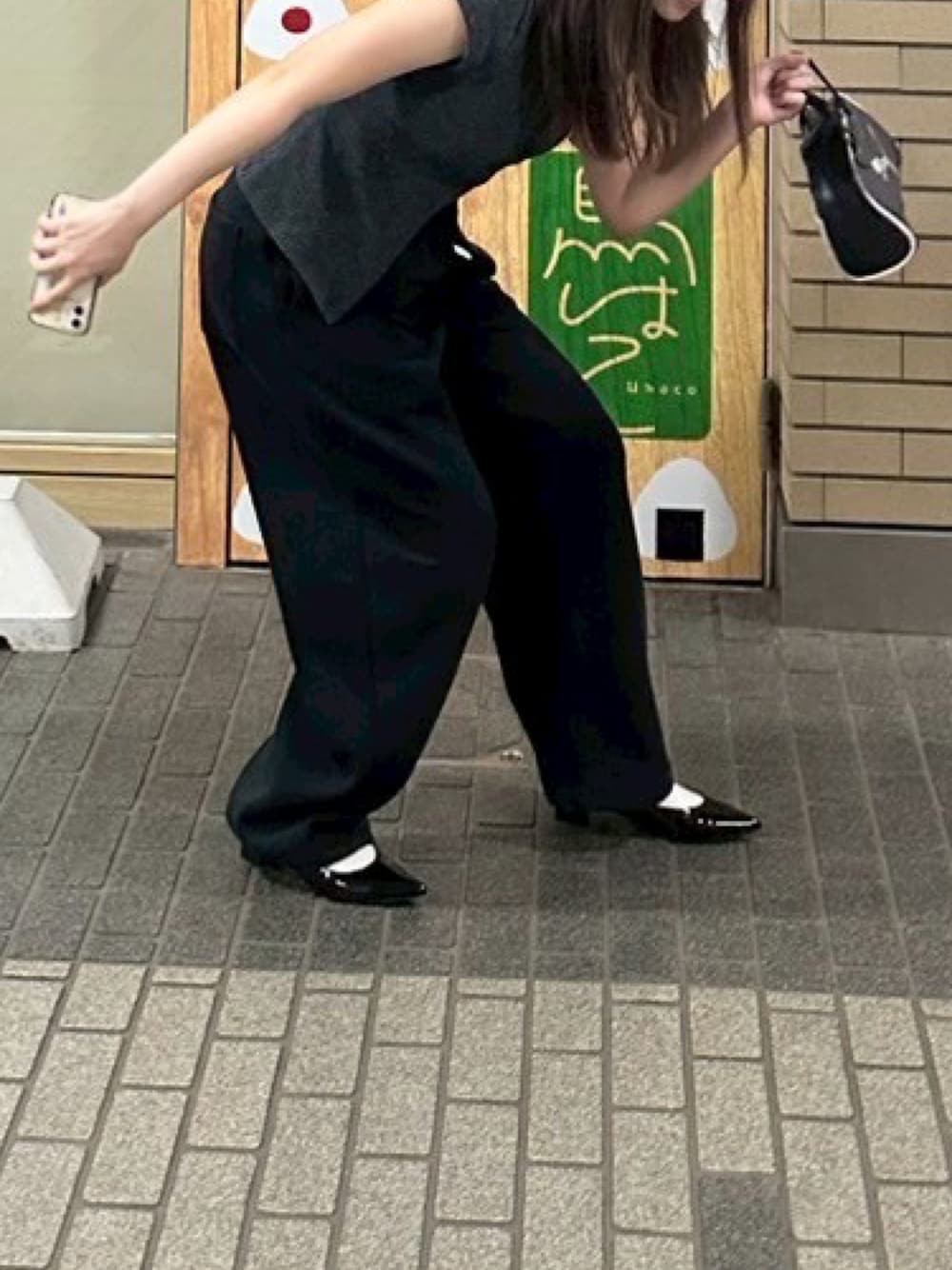 「PUMAのPUMA PUMA RETRO MINI GRIP BAG / プーマ プーマ レトロ ミニグリップ バッグ（ハンドバッグ、ブラック系）」を使った、るんコさん（レディース・159cm）の夏コーディネートの1枚目の写真