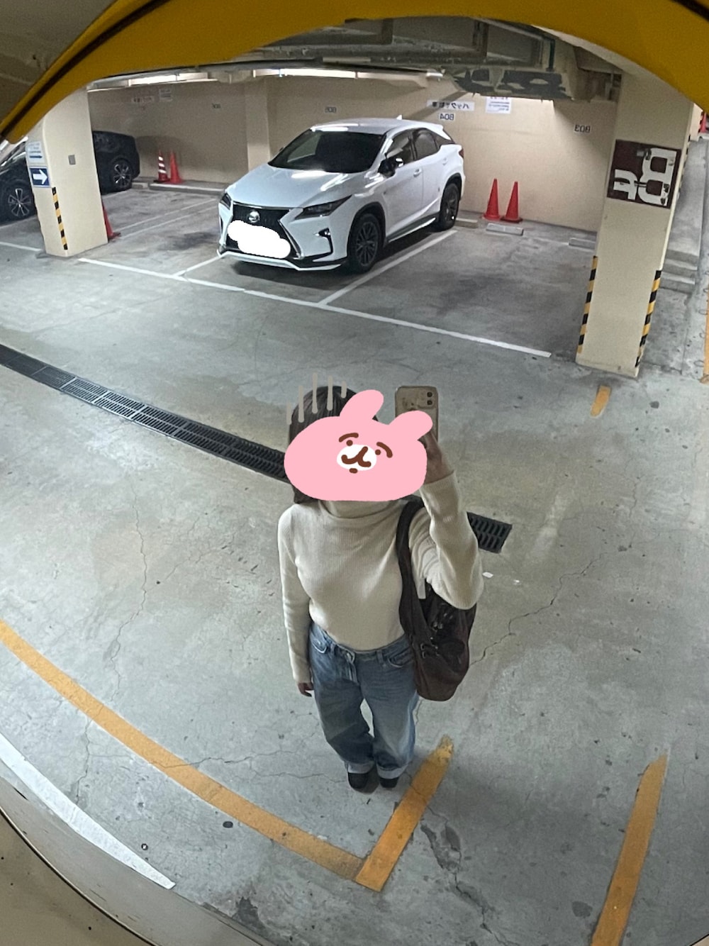 ブラウン系のローファー、ブラウン系のバッグを着用したレディースの秋コーディネートの1枚目の写真