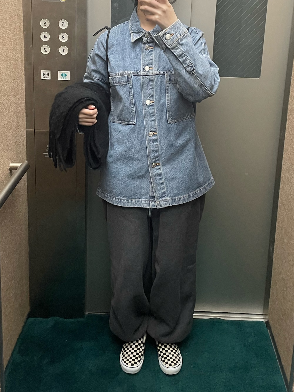 「VANSのVANS ヴァンズ COMFYCUSH SLIP-ON コンフィークッシュ スリッポン VN0A3WMDVO4 CHECKER/T.WHT（スニーカー、ホワイト系）」を使った、るんコさん（レディース・159cm）の冬コーディネートの1枚目の写真