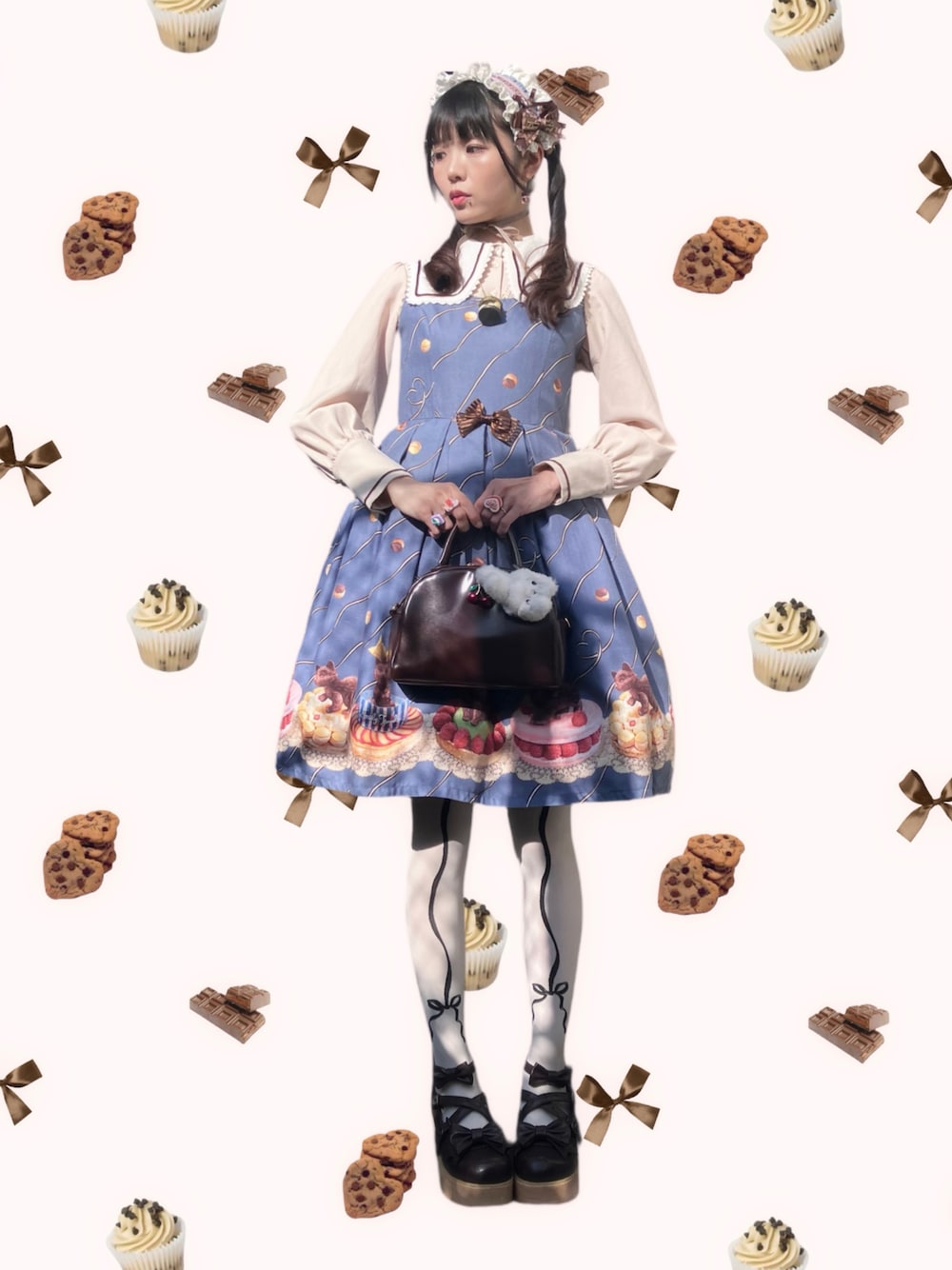 ブラウン系のショルダーバッグ、ベージュ系のワンピース、ブルー系のジャンパースカートを着用したレディースの冬コーディネートの1枚目の写真