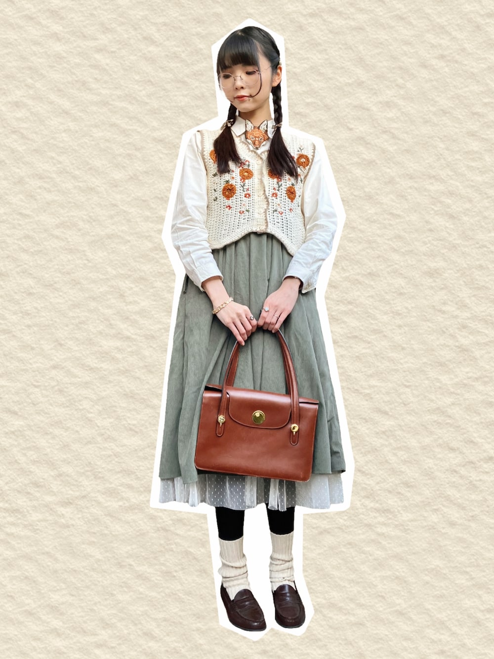 ブラウン系のローファー、ホワイト系のシャツ/ブラウス、ホワイト系のスカートを着用したレディースの冬コーディネートの1枚目の写真