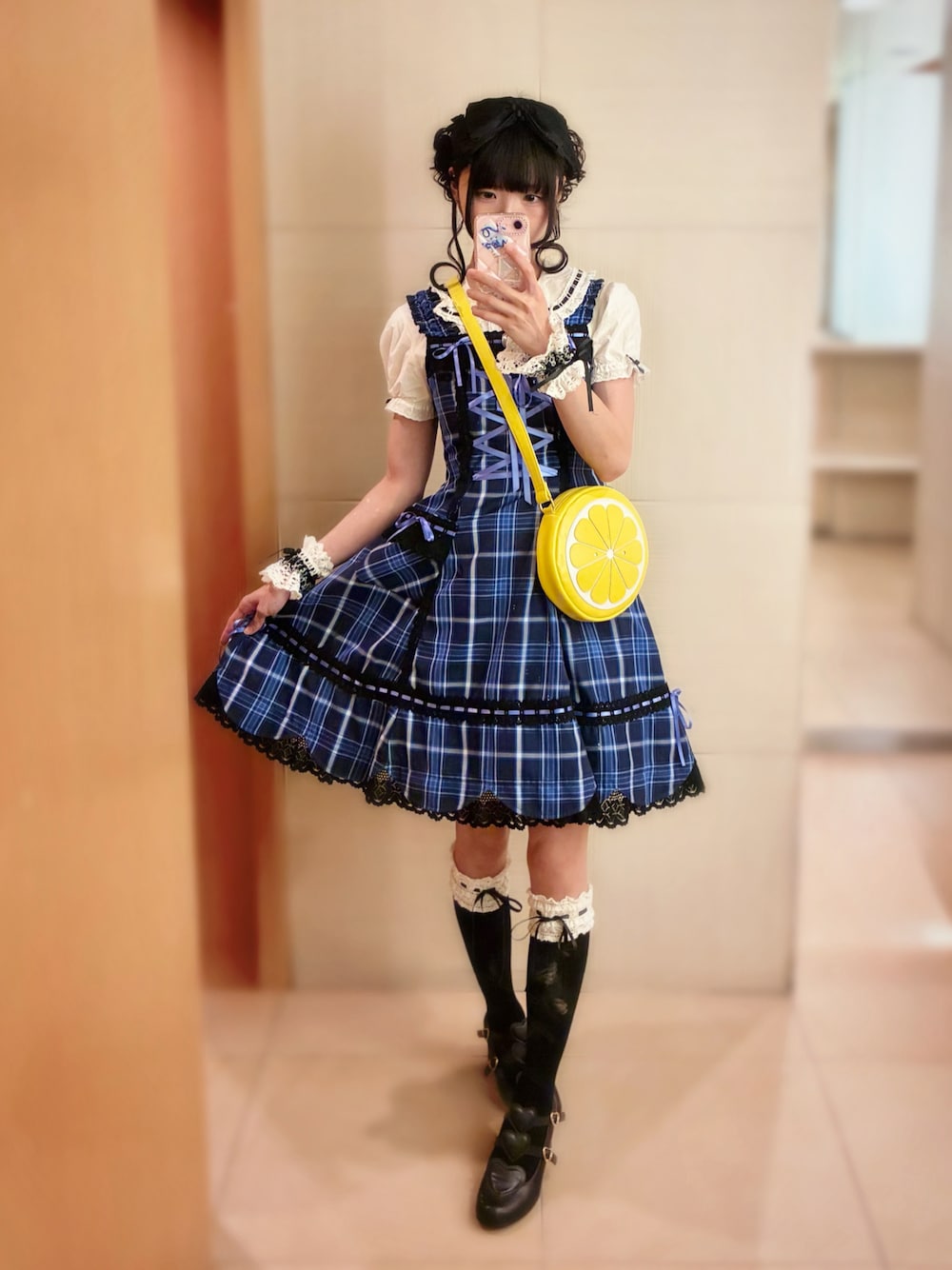 ブラック系のパンプス、イエロー系のショルダーバッグ、ブルー系のジャンパースカートを着用したレディースの夏コーディネートの1枚目の写真
