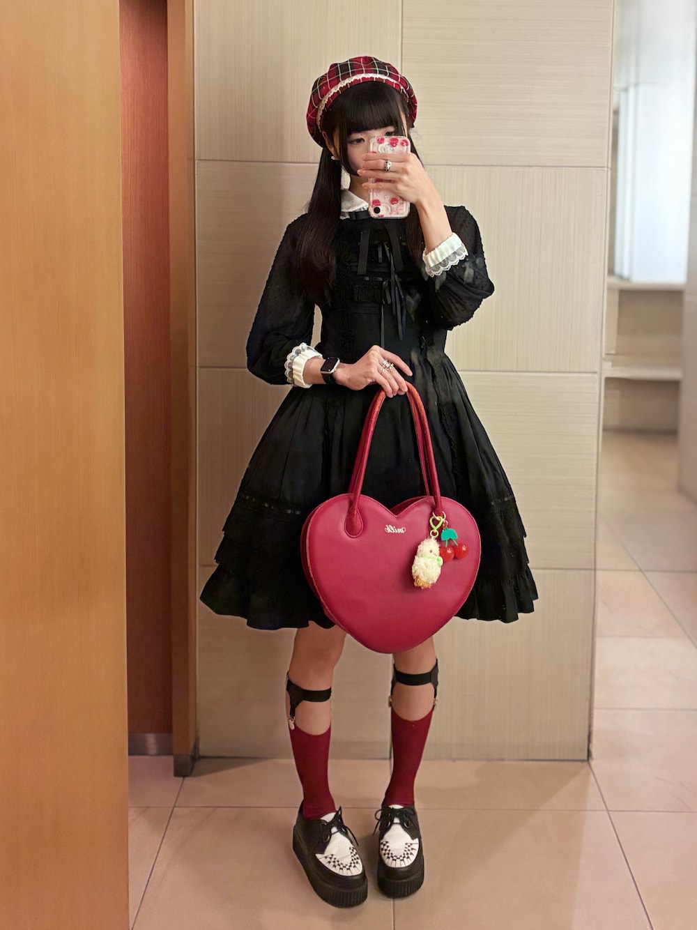 ブラック系のドレスシューズ、その他のハンドバッグ、ブラック系のシャツ/ブラウスを着用したレディースの秋コーディネートの1枚目の写真