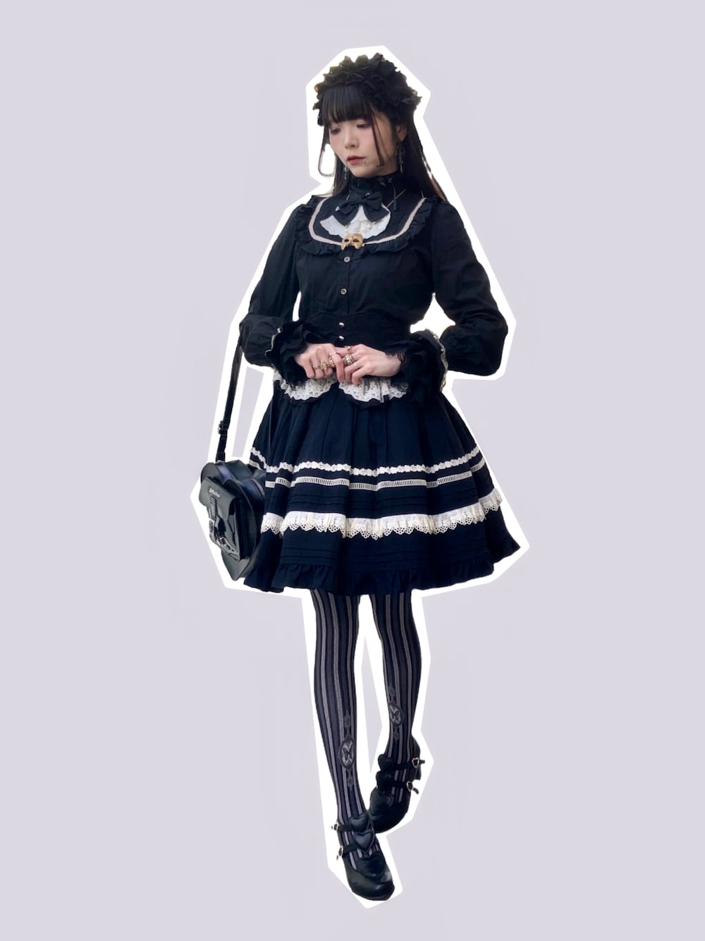 ブラック系のバックパック/リュック、ブラック系のシャツ/ブラウス、ブラック系のスカートを着用したレディースの春コーディネートの1枚目の写真