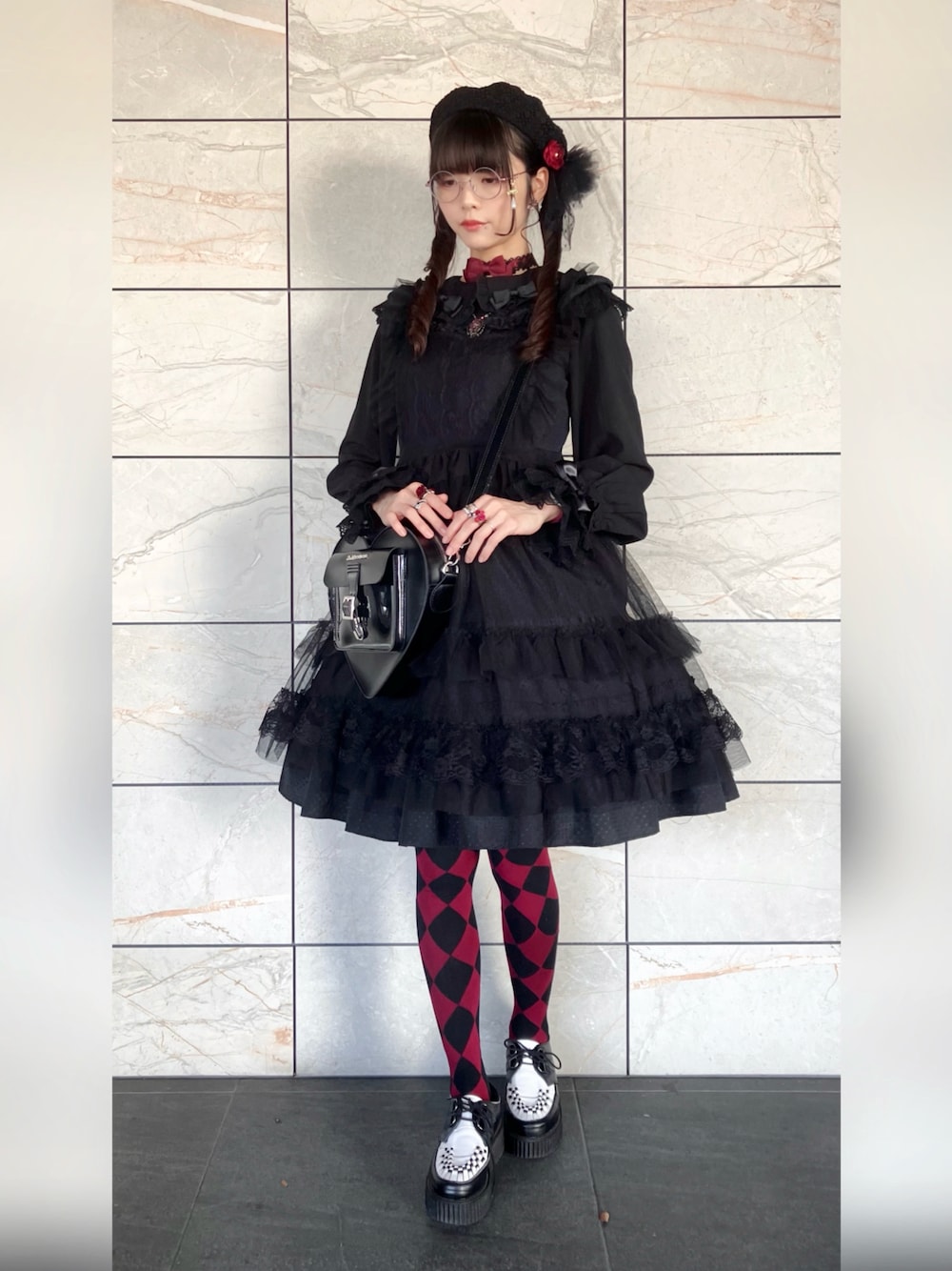 ブラック系のバックパック/リュック、ブラック系のドレスシューズ、ブラック系のシャツ/ブラウスを着用したレディースの冬コーディネートの1枚目の写真