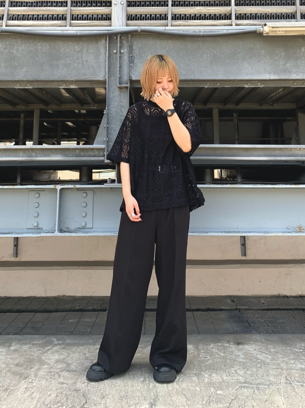 ブラック系のTシャツ/カットソーを着用したレディースの夏コーディネートの1枚目の写真